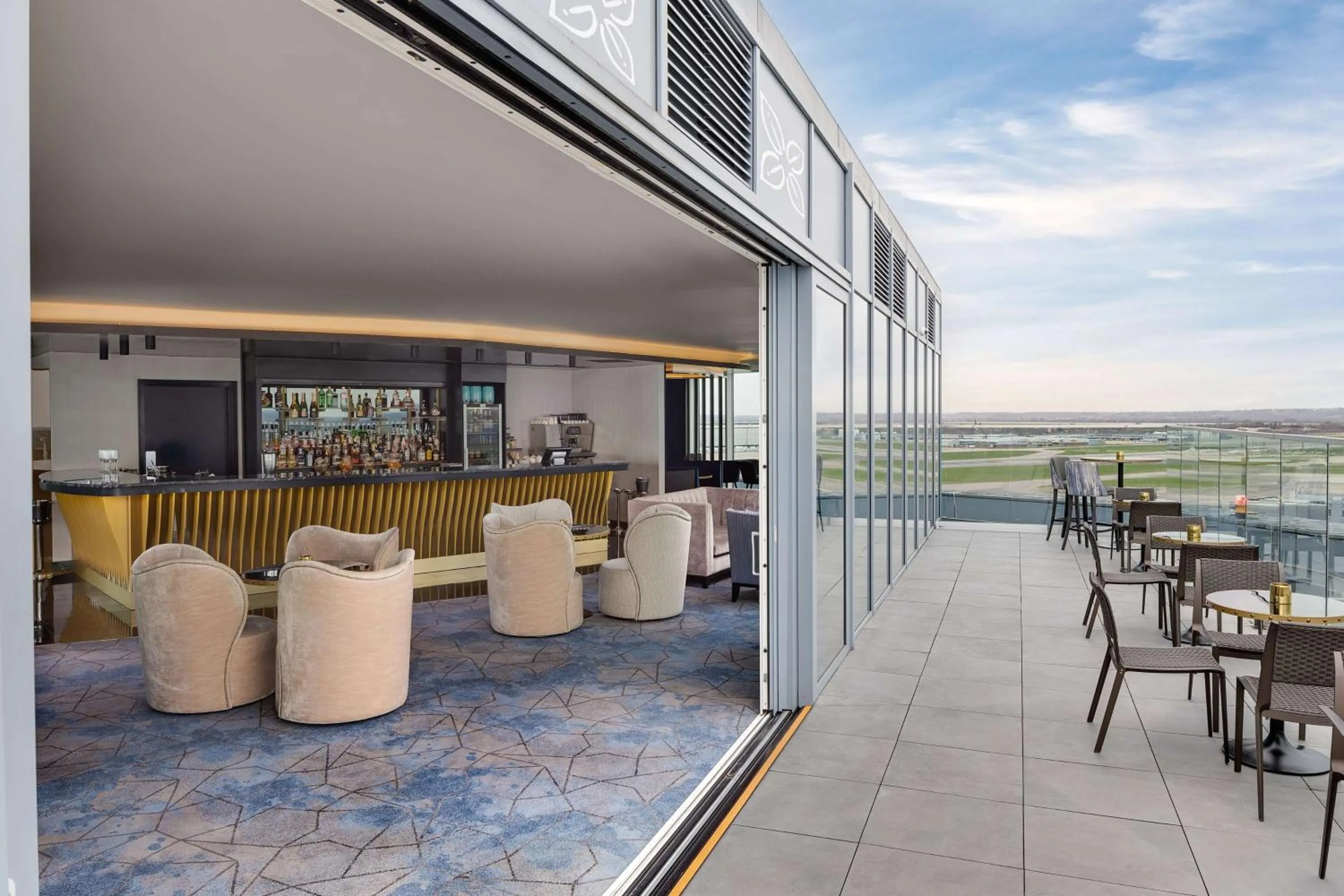 Lounge or bar in Hilton Garden Inn London Heathrow Terminal 2 and 3