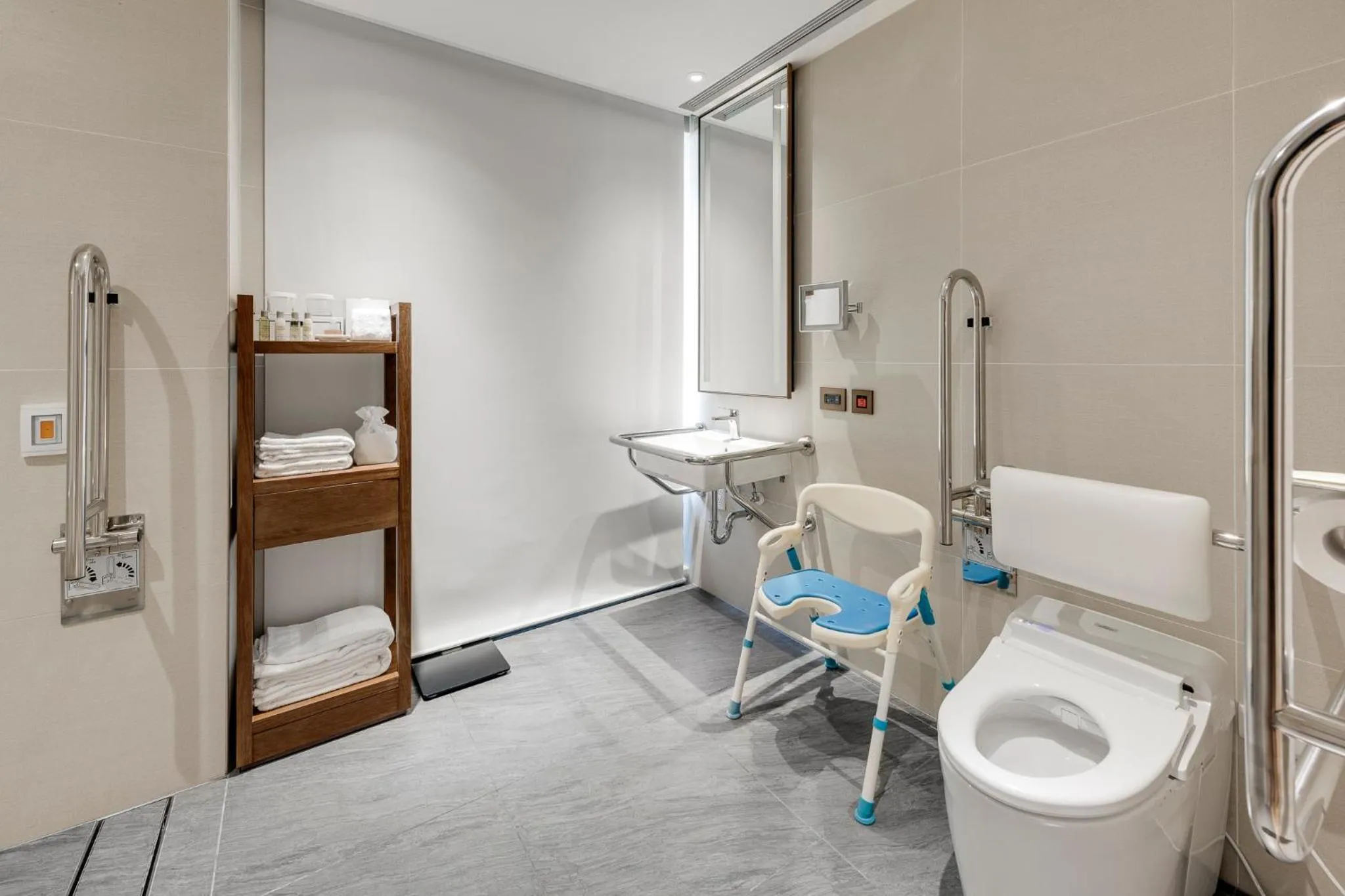 Toilet in DoubleTree by Hilton Taipei Zhongshan