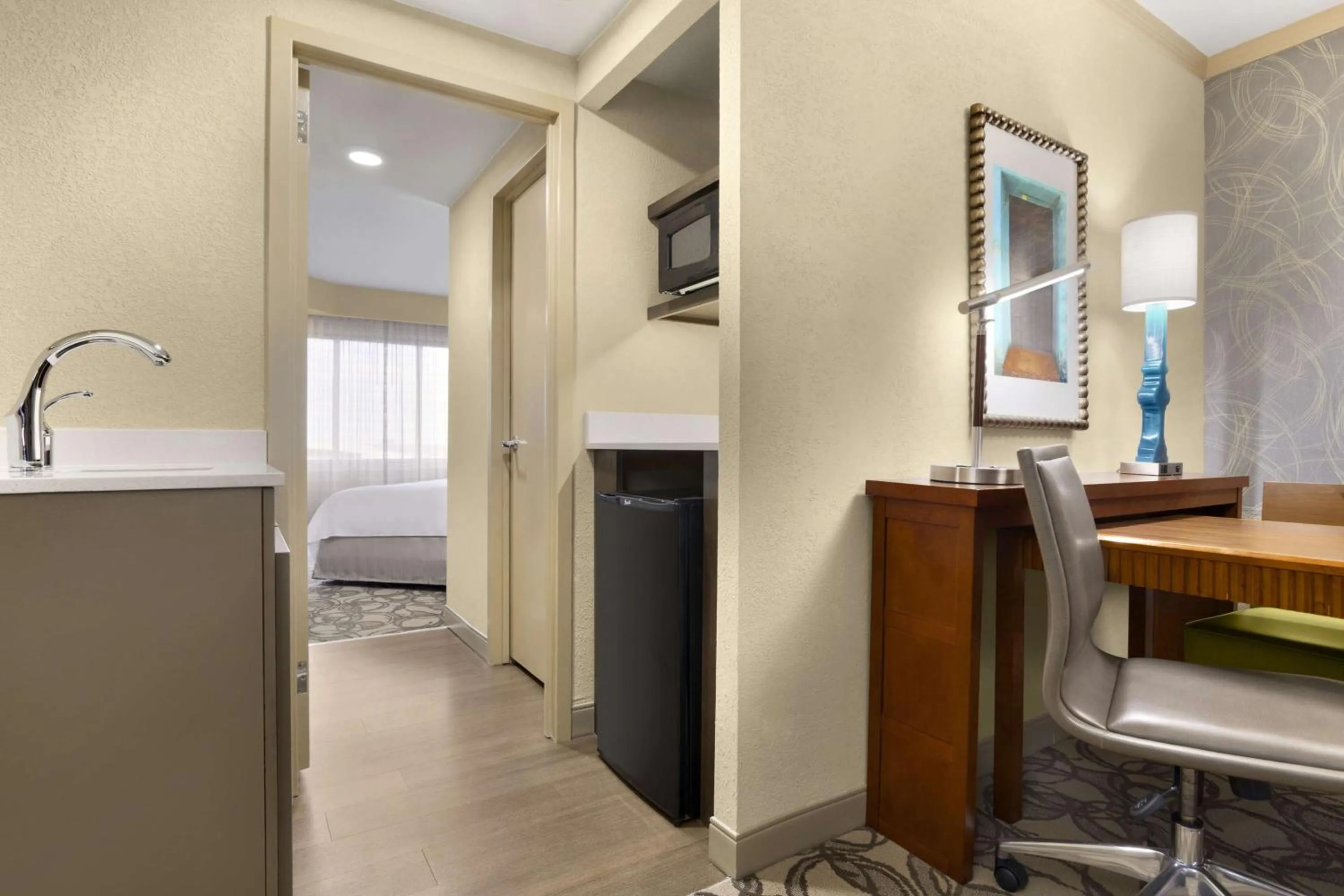 Kitchen or kitchenette, Bed in Embassy Suites San Antonio Airport