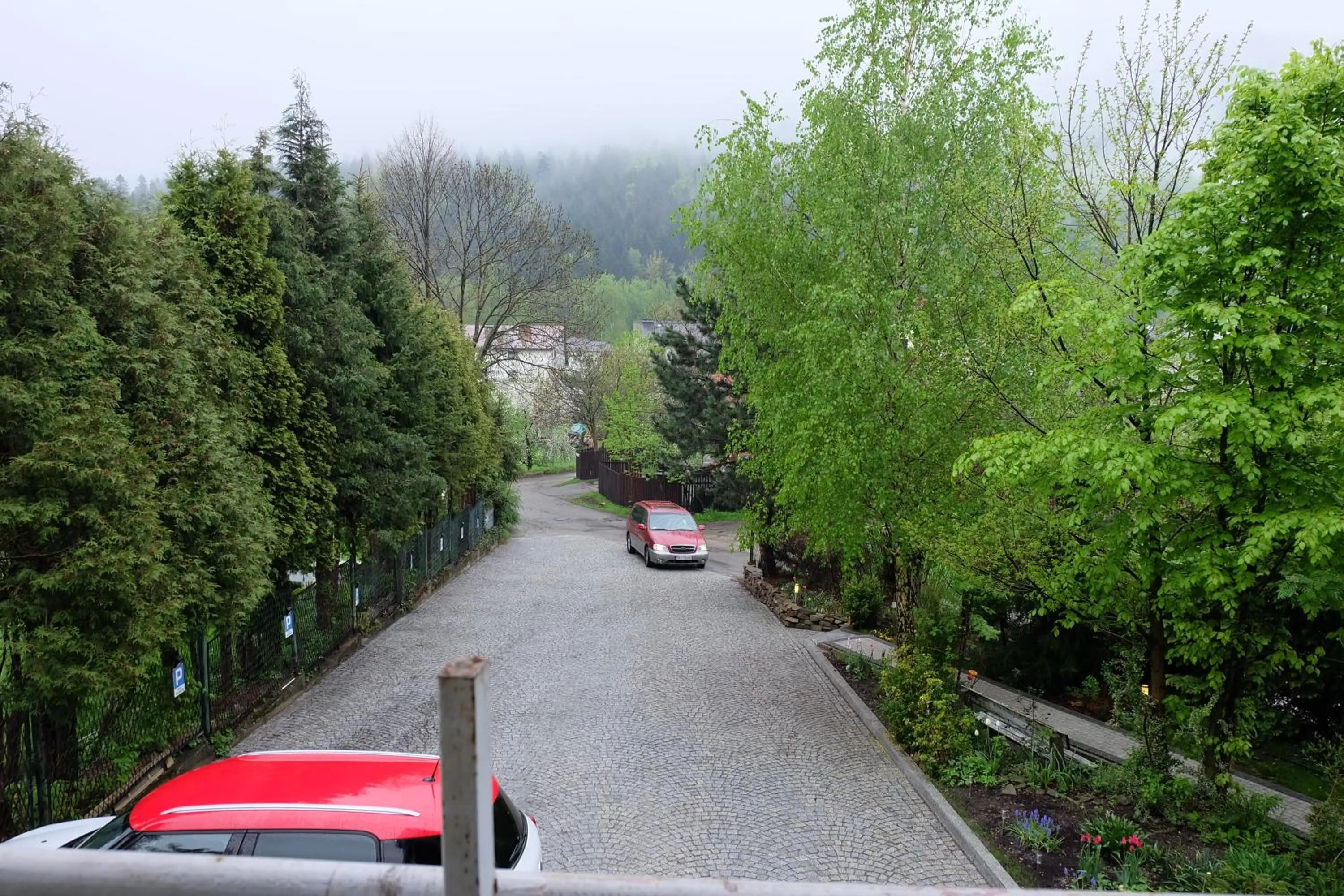 Parking in Willa Pod Aniołem - Pokoje Gościnne & Apartamenty z widokiem na góry