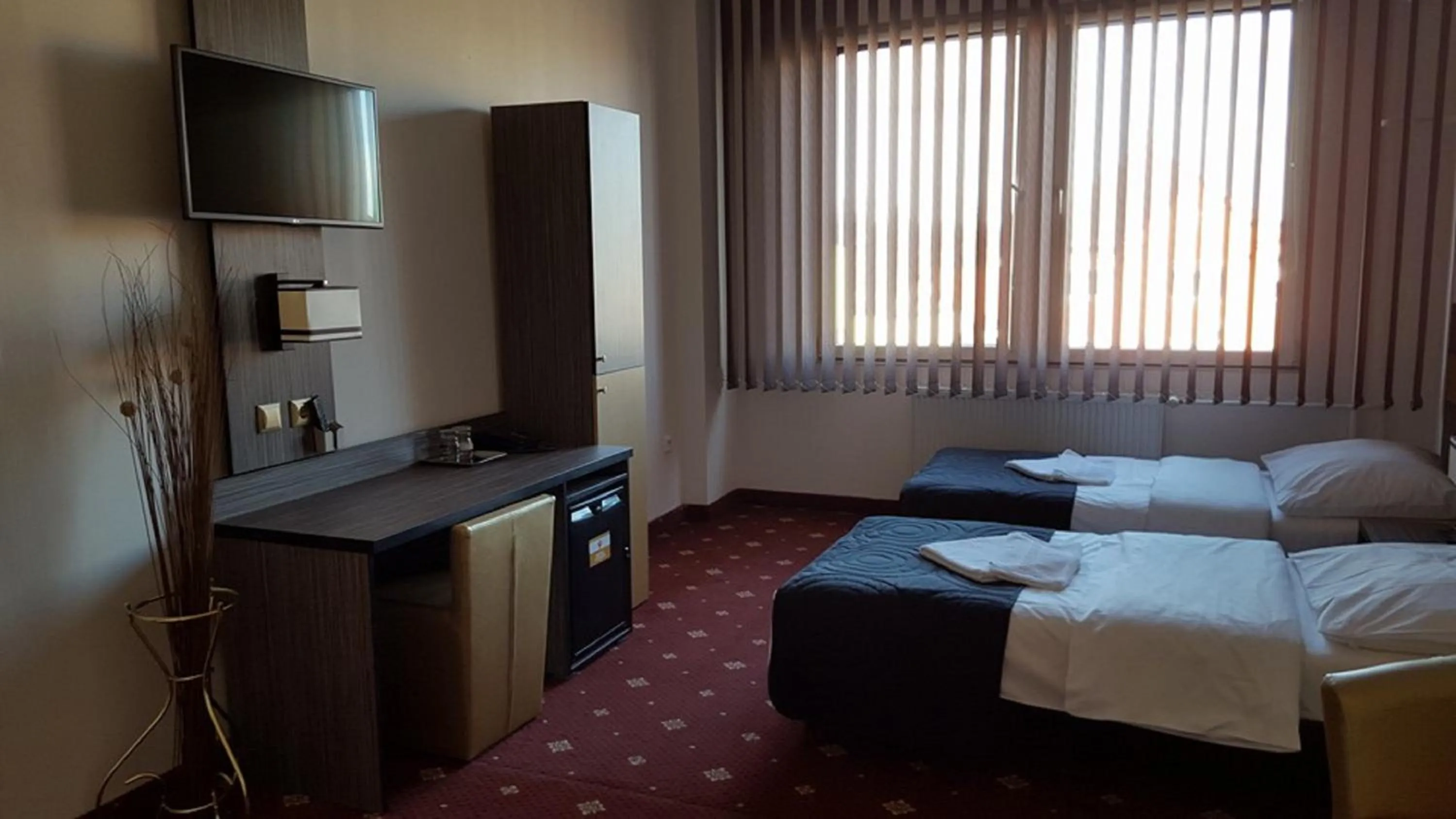 TV and multimedia, Bed in Hotel Montenegro