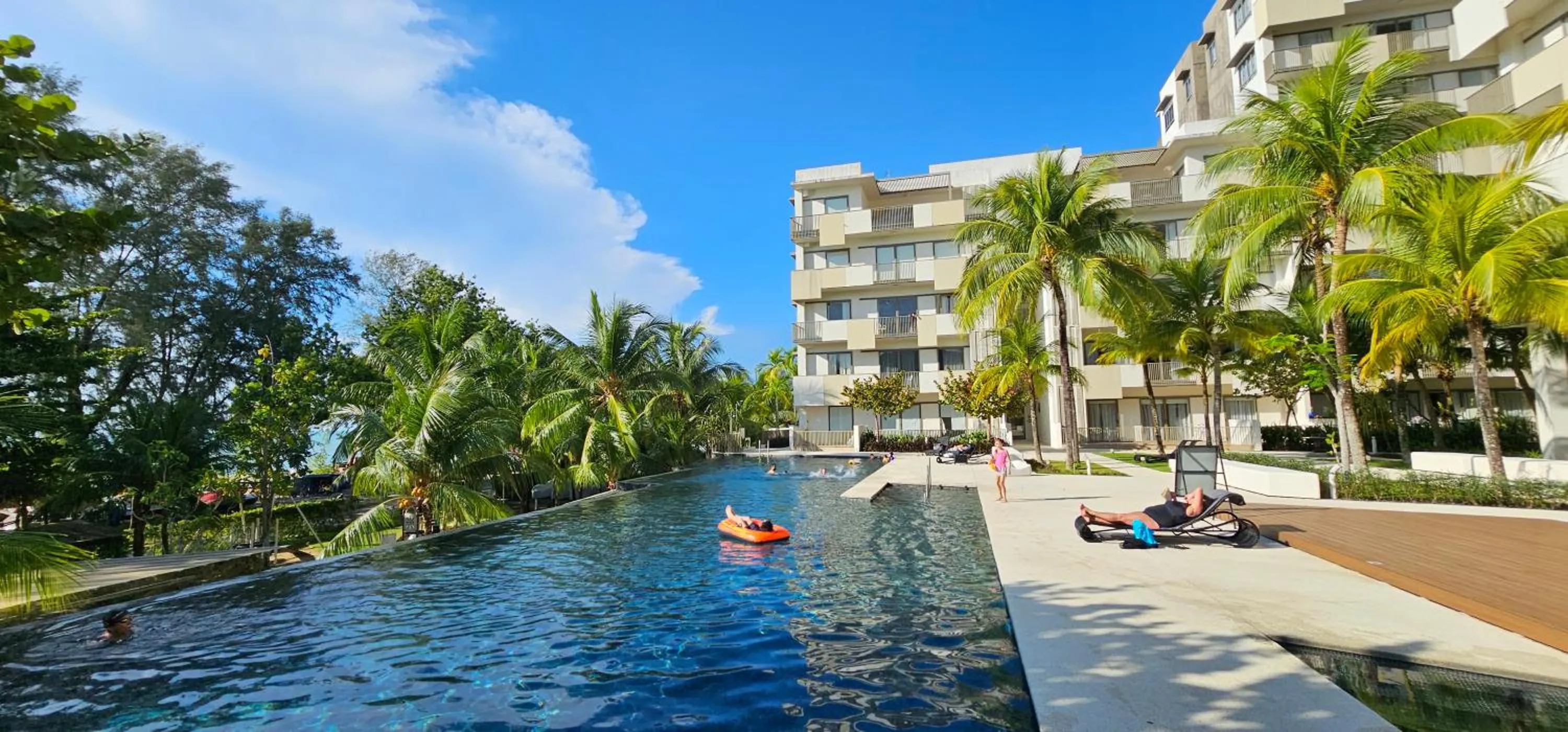 By The Sea Beach Luxury Resort - Batu Ferringhi