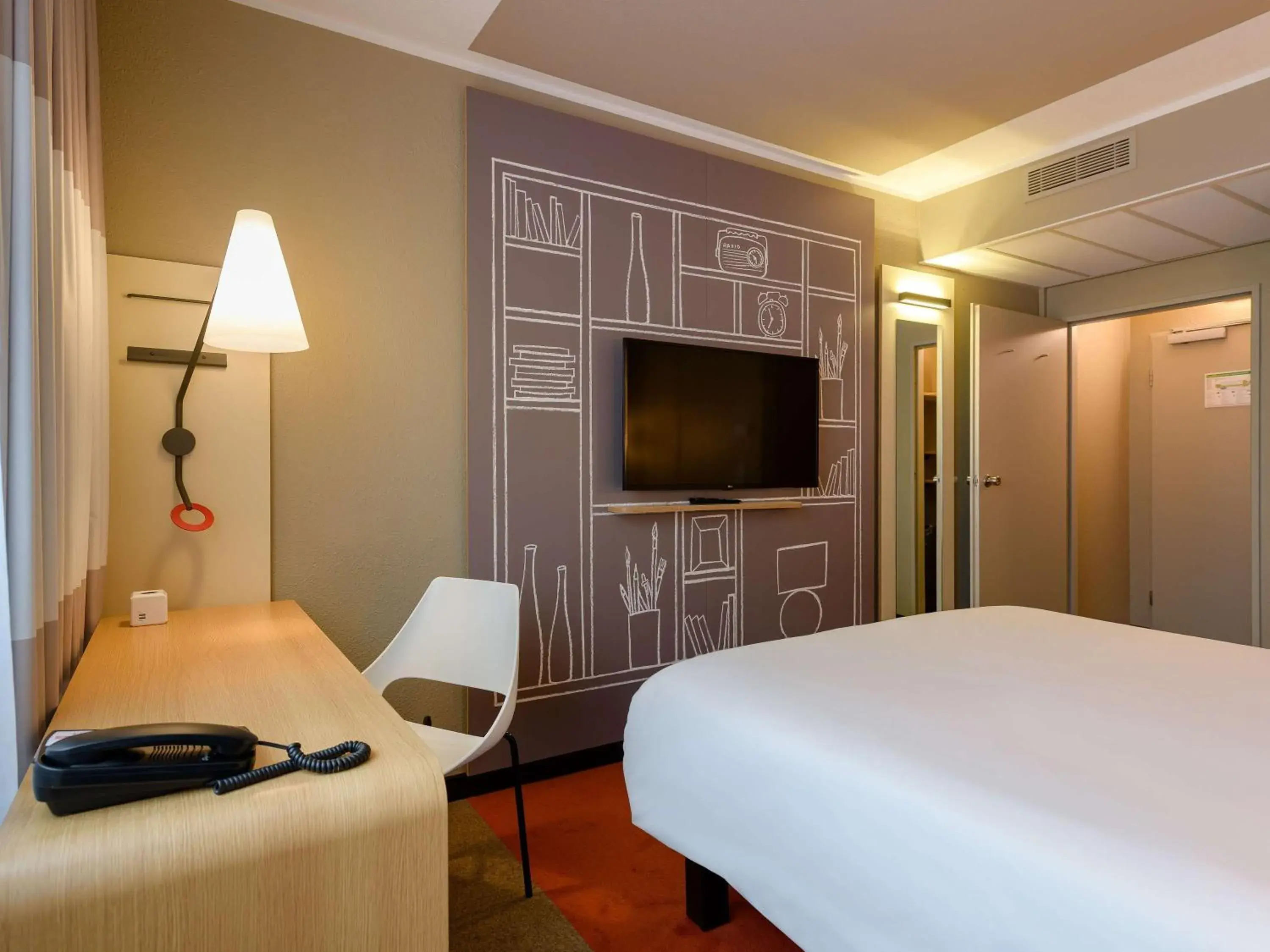 Property building, Bed in ibis Nürnberg City am Plärrer Property building, Bed in ibis Nürnberg City am Plärrer