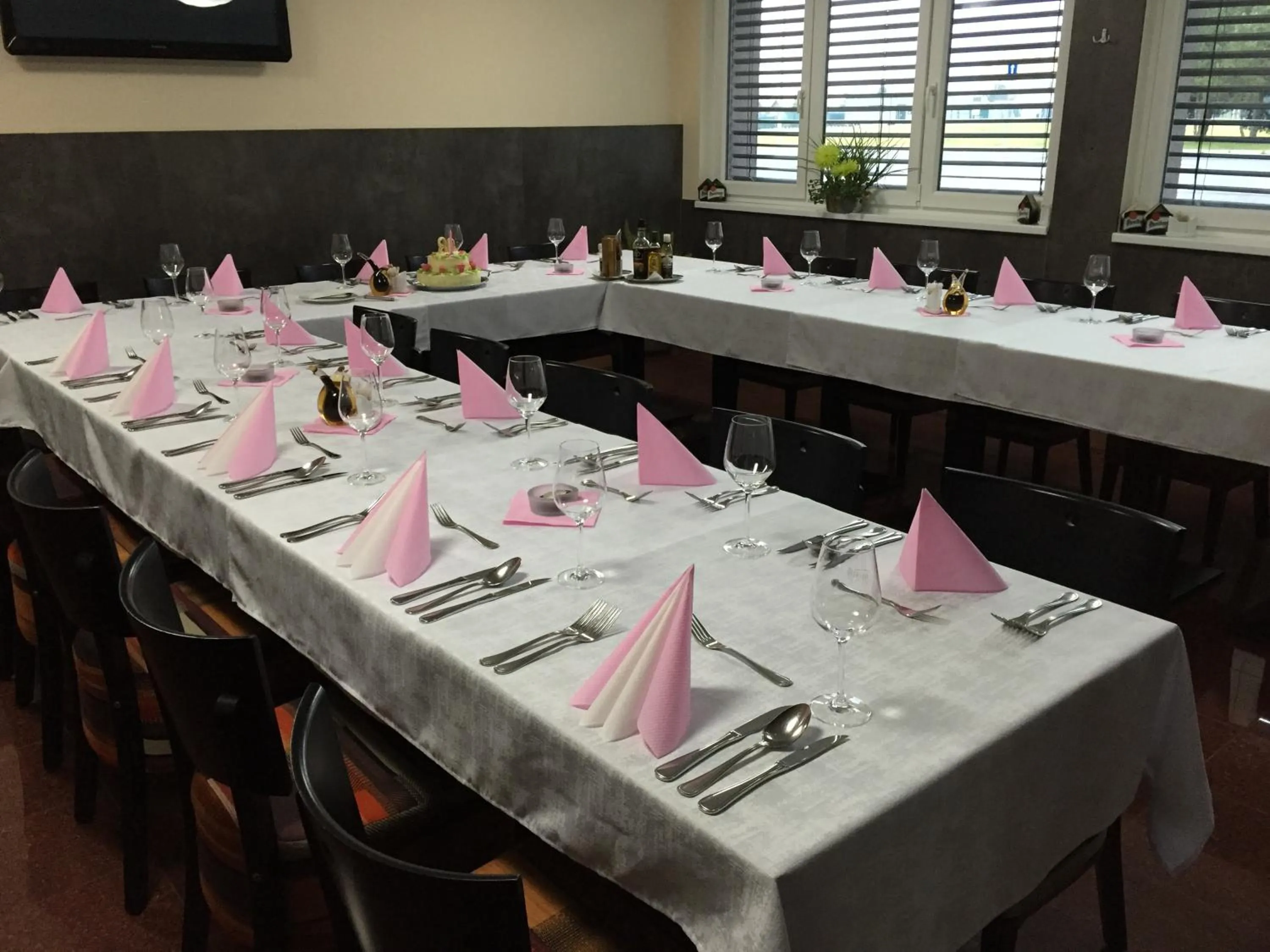 Restaurant/places to eat in Hotel Arena