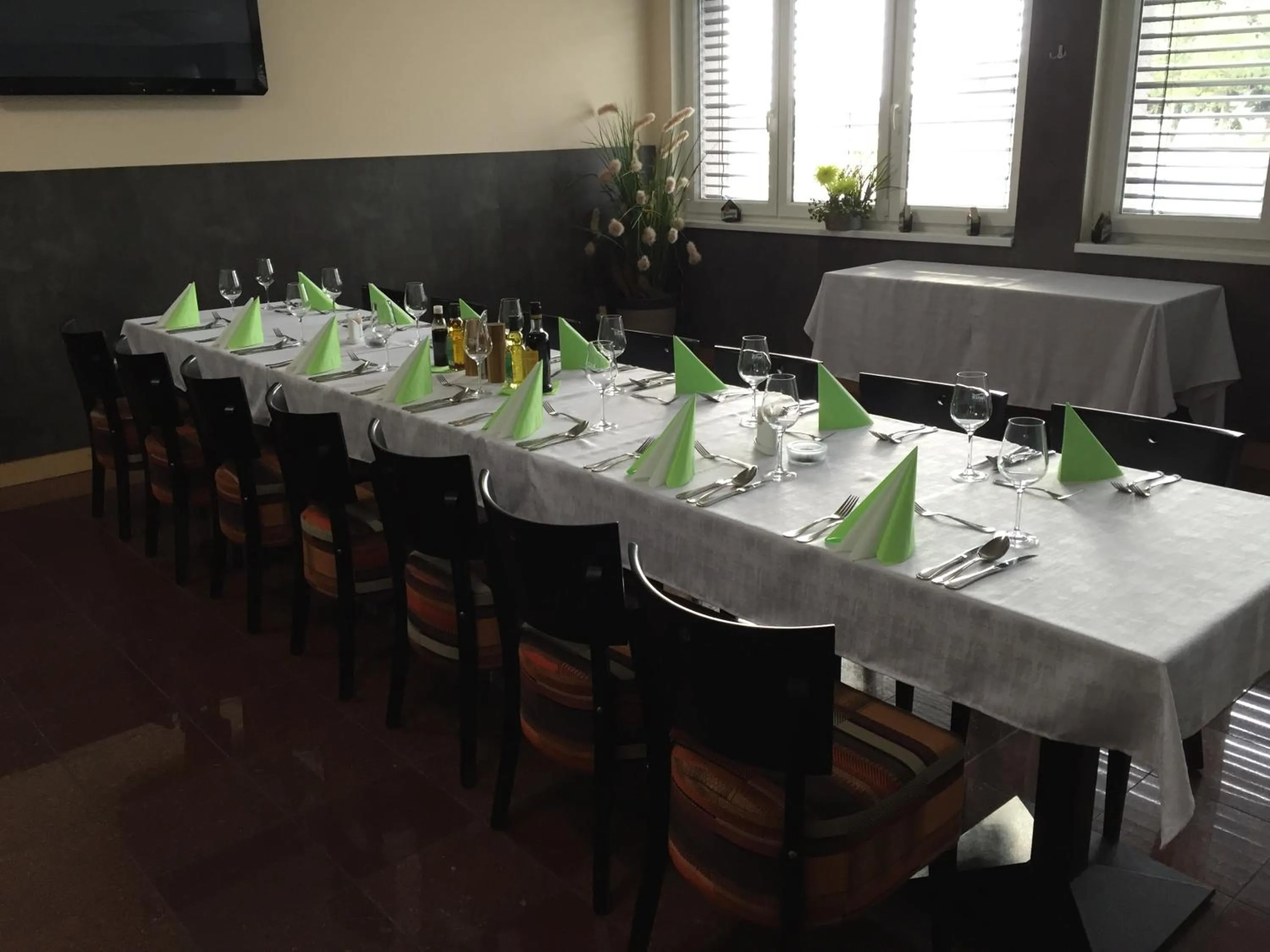 Restaurant/places to eat in Hotel Arena