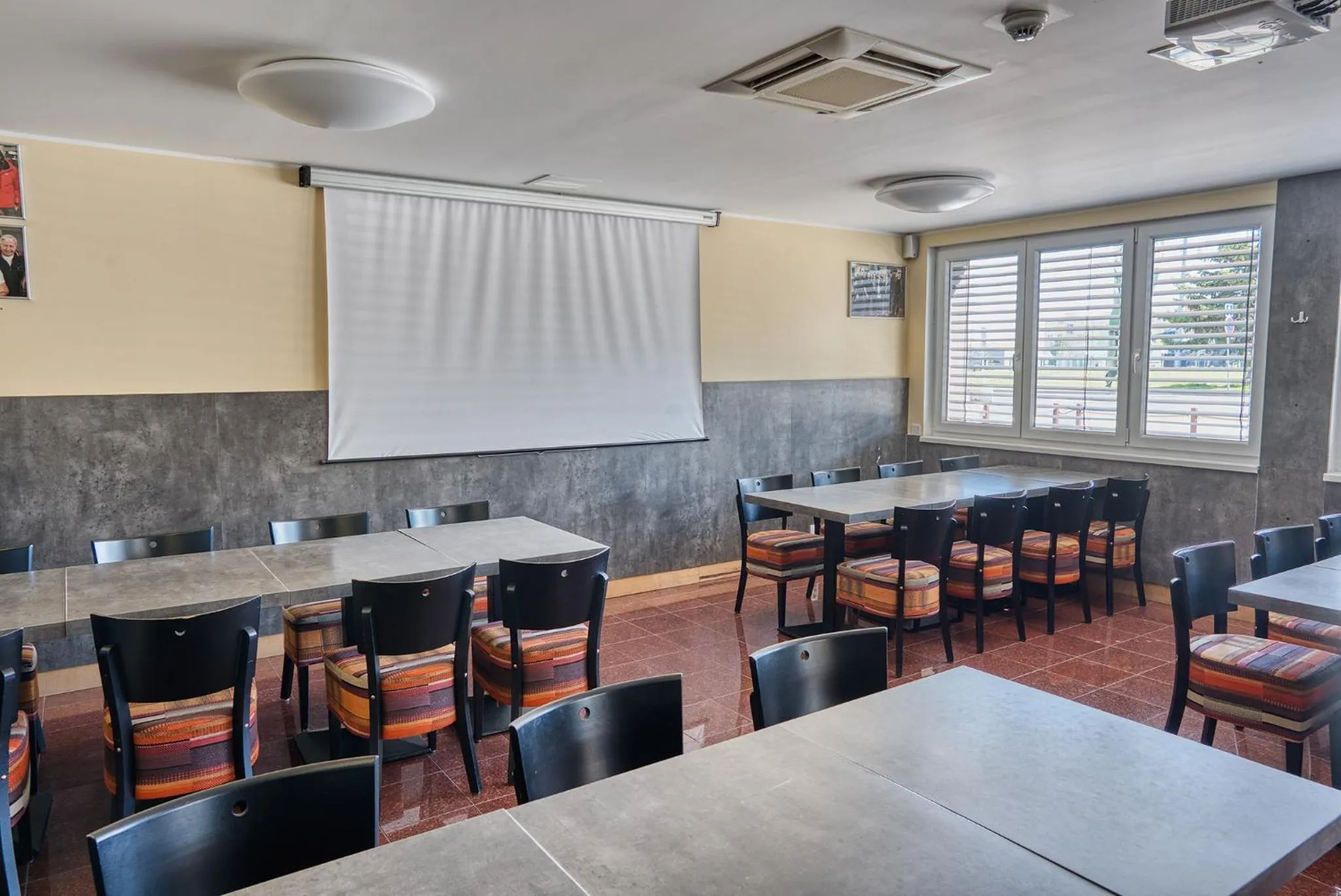 Restaurant/places to eat in Hotel Arena