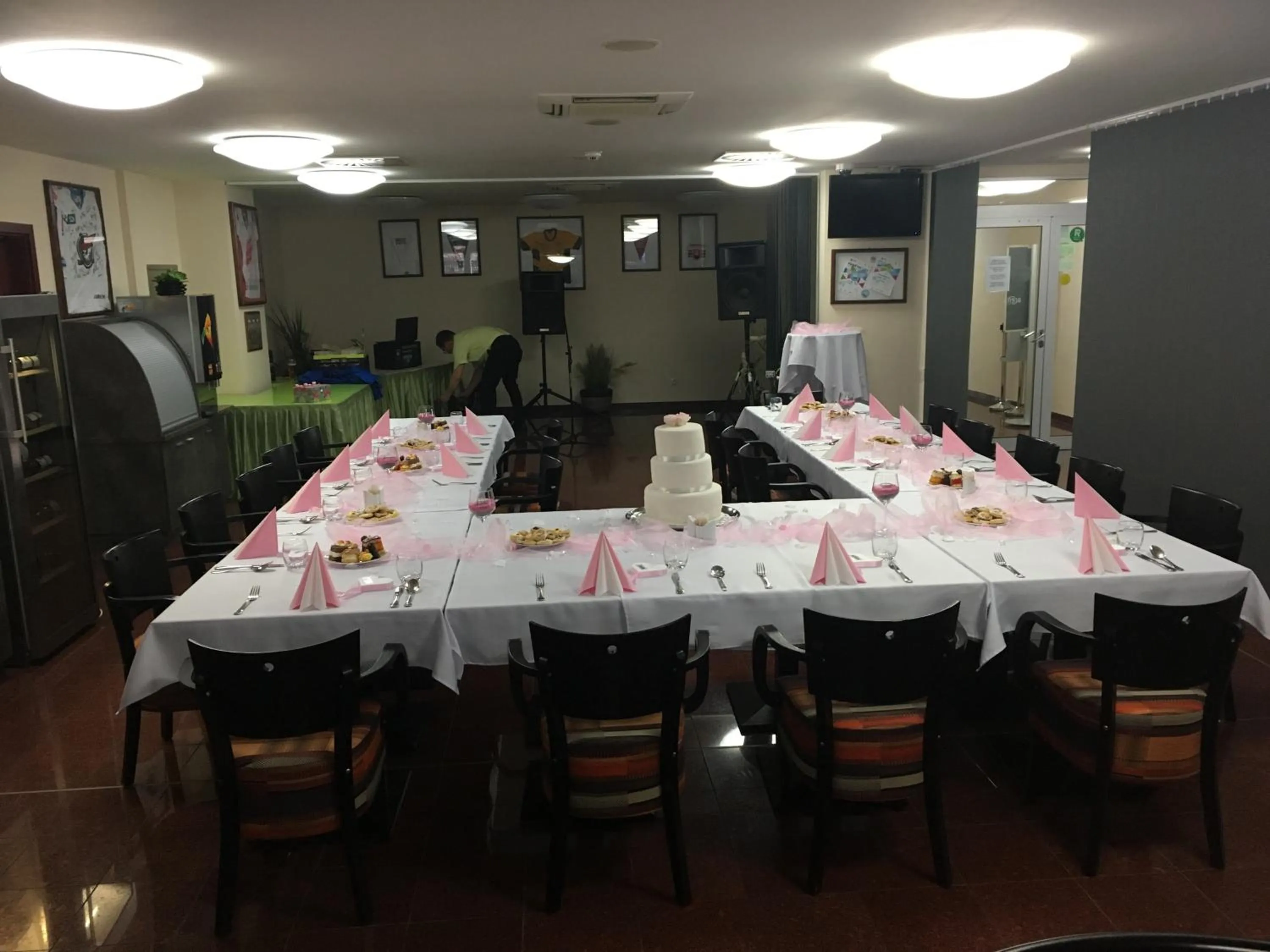 Restaurant/places to eat in Hotel Arena