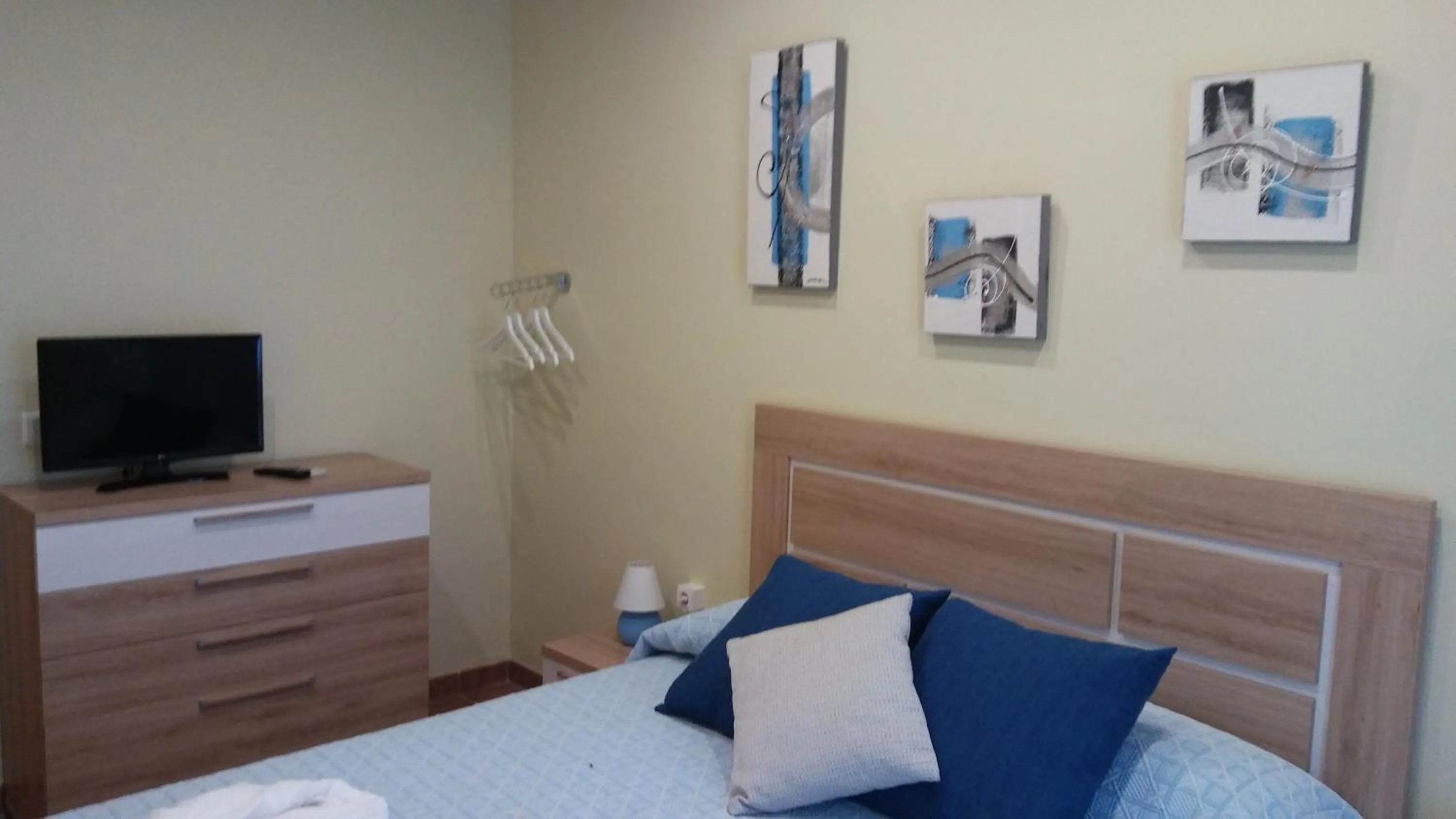 TV and multimedia, Bed in Hostal Sant Roc