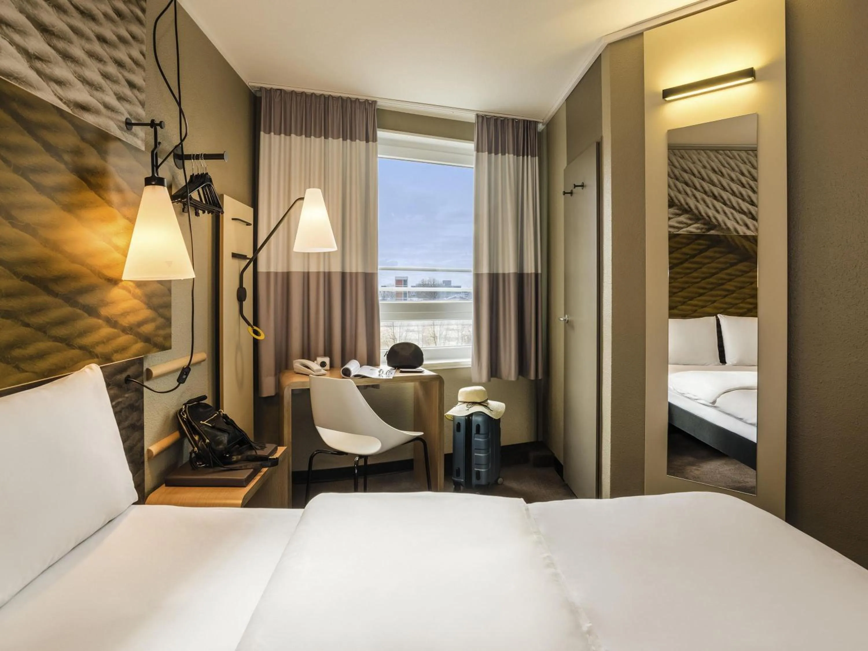 Bedroom, Bed in ibis Heidelberg Hauptbahnhof