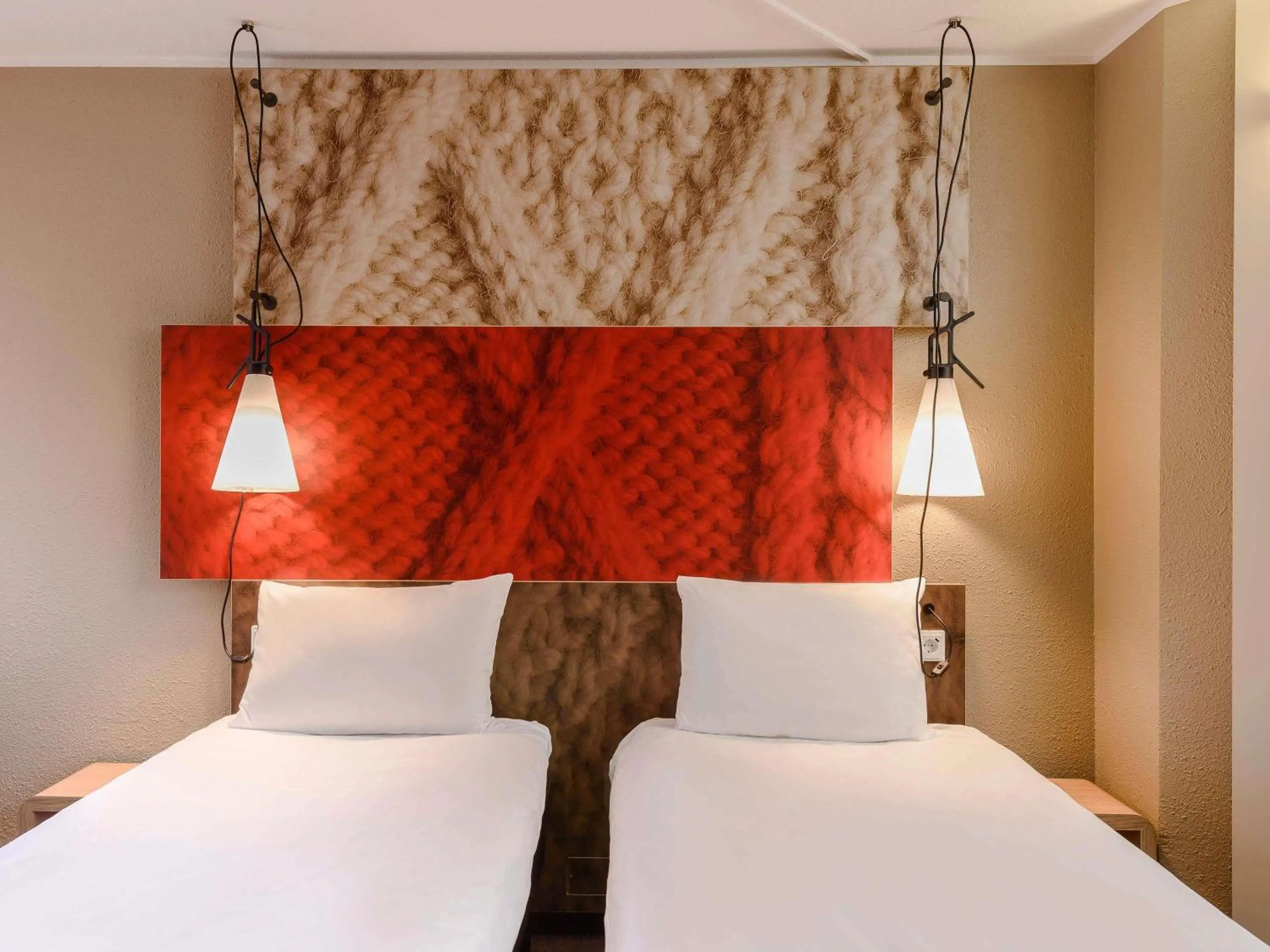 Bedroom, Bed in ibis Heidelberg Hauptbahnhof