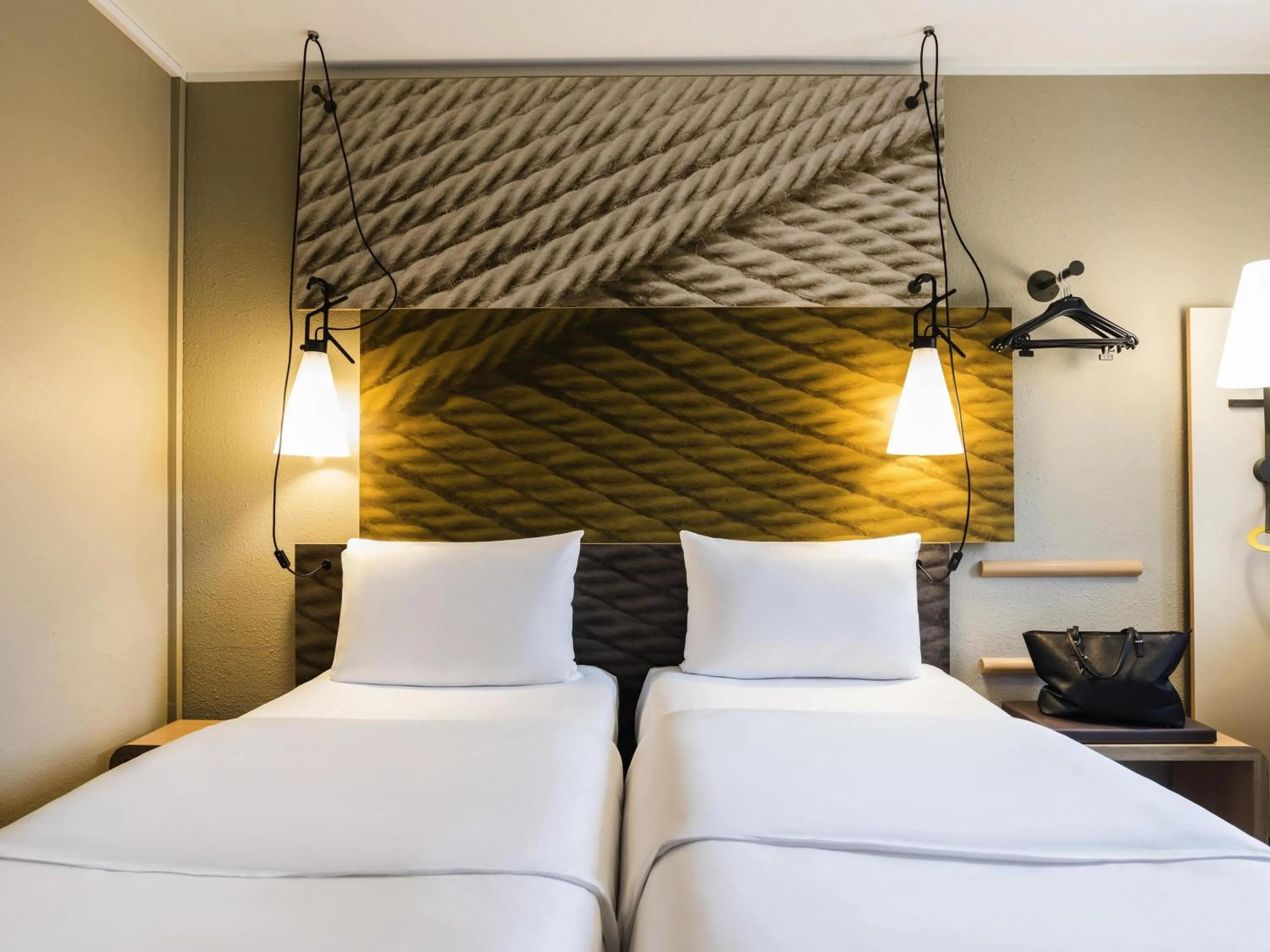 Bedroom, Bed in ibis Heidelberg Hauptbahnhof