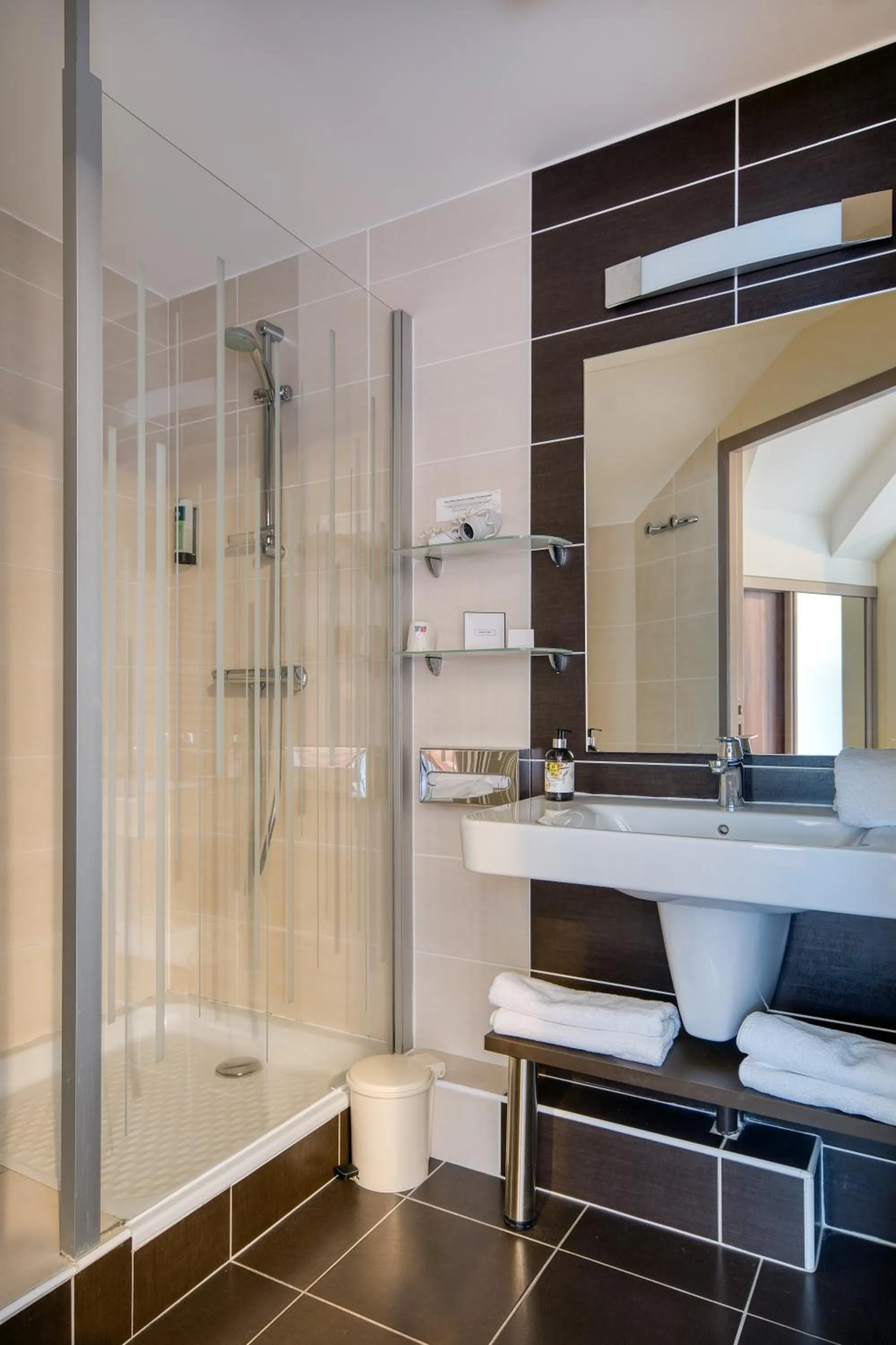 Shower in Logis Hotel Belle-Vue