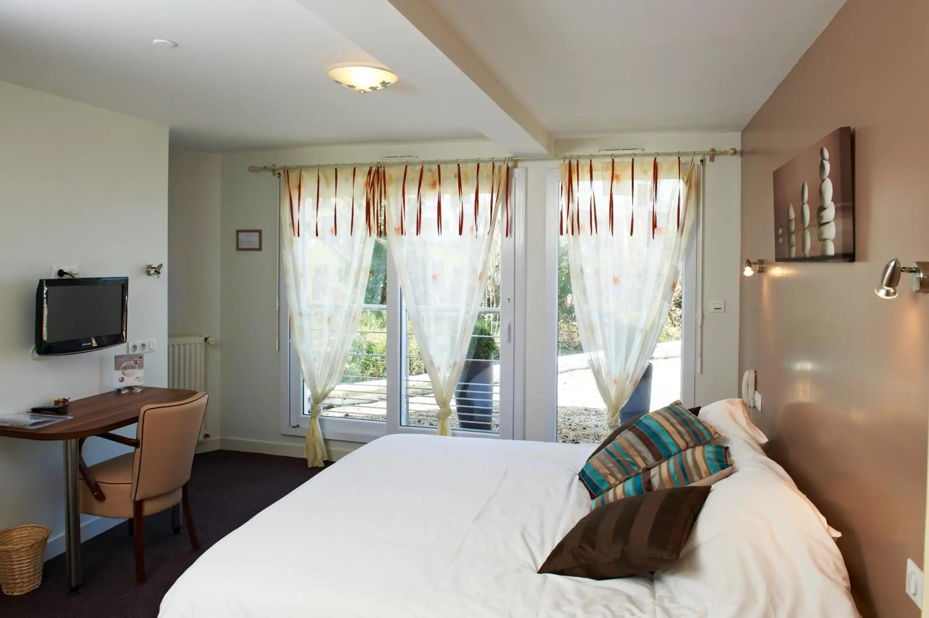 Garden view, Bed in Logis Hotel Belle-Vue Garden view, Bed in Logis Hotel Belle-Vue