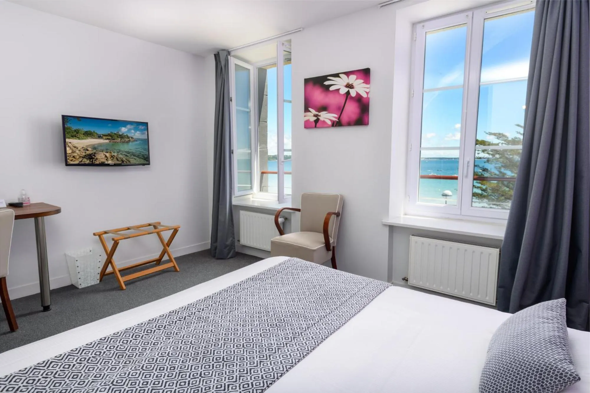 Sea view, Bed in Logis Hotel Belle-Vue