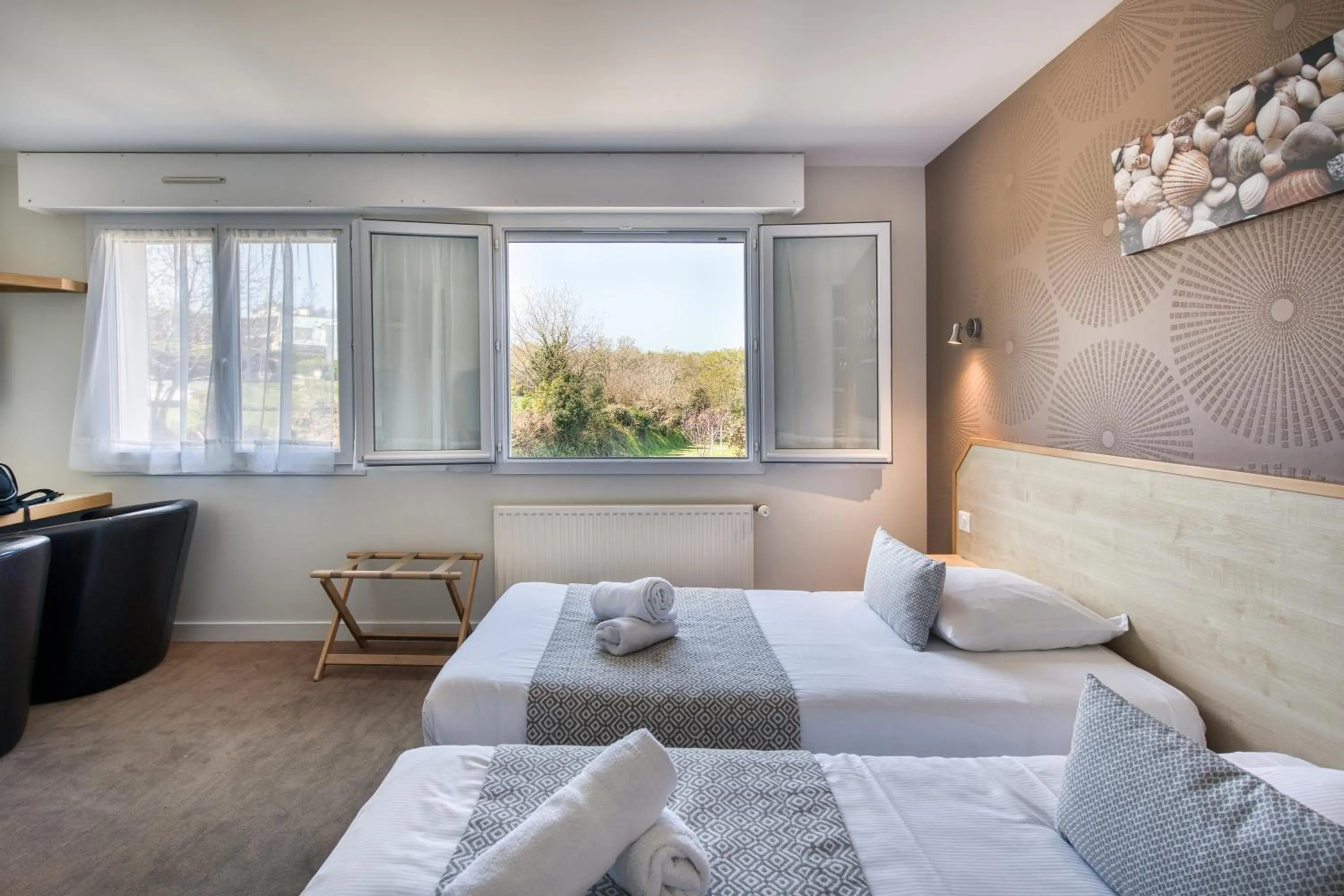 Garden view, Bed in Logis Hotel Belle-Vue