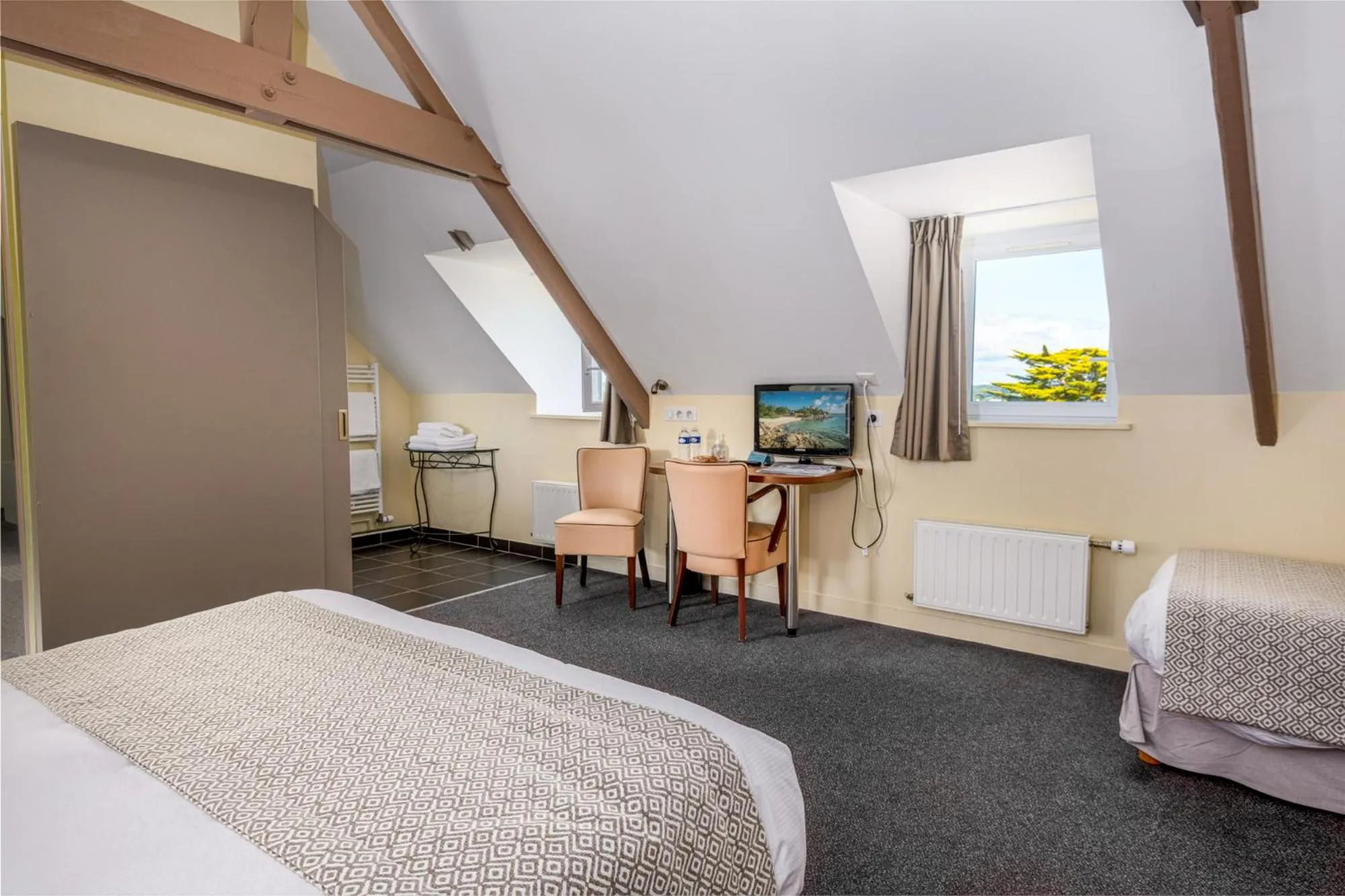 Sea view, Bed in Logis Hotel Belle-Vue