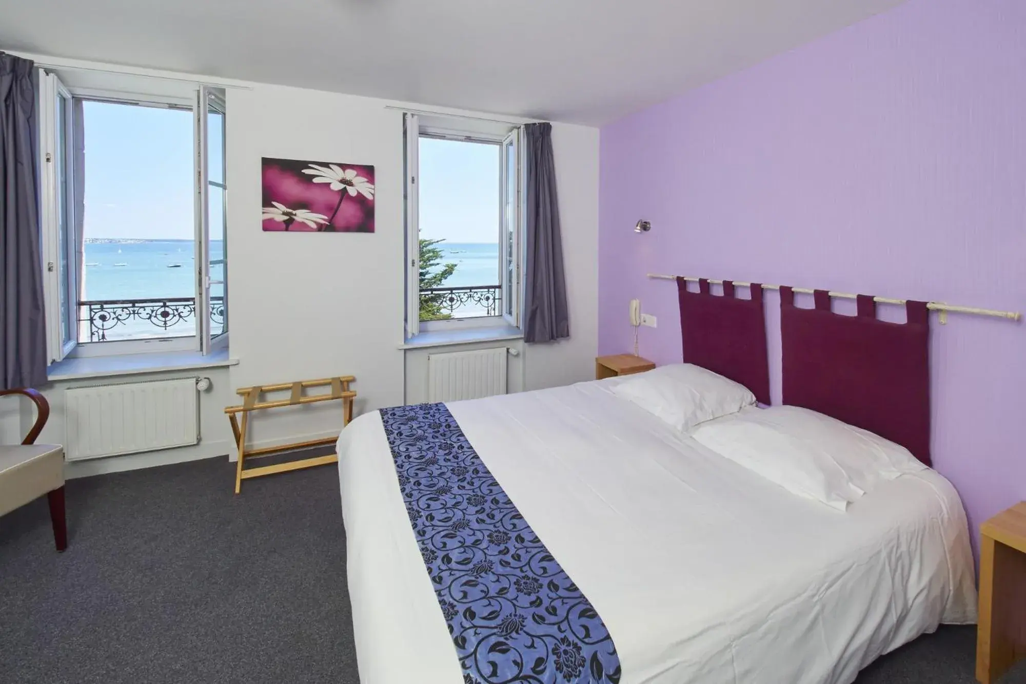 Sea view, Bed in Logis Hotel Belle-Vue Sea view, Bed in Logis Hotel Belle-Vue