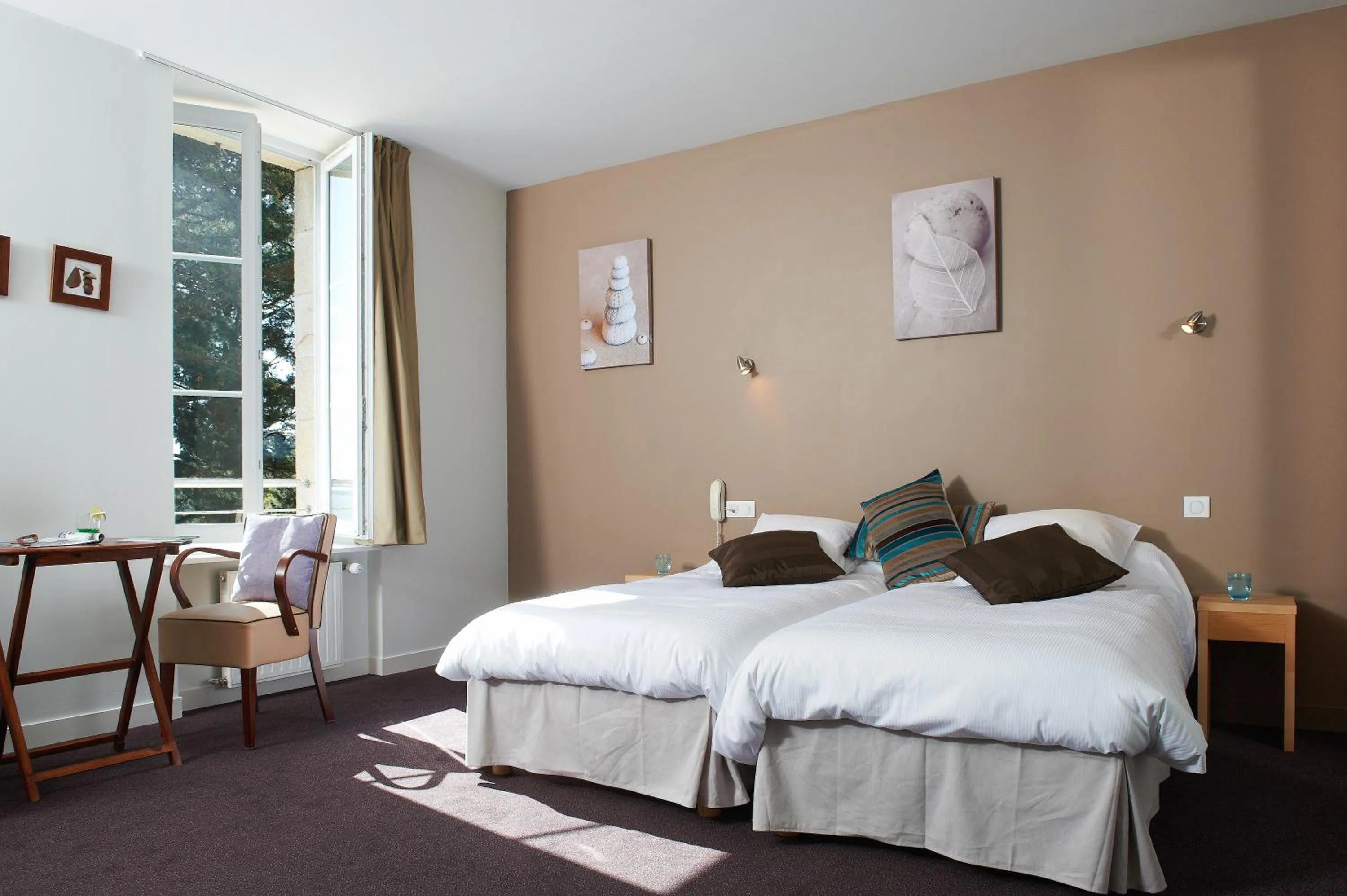 Sea view, Bed in Logis Hotel Belle-Vue