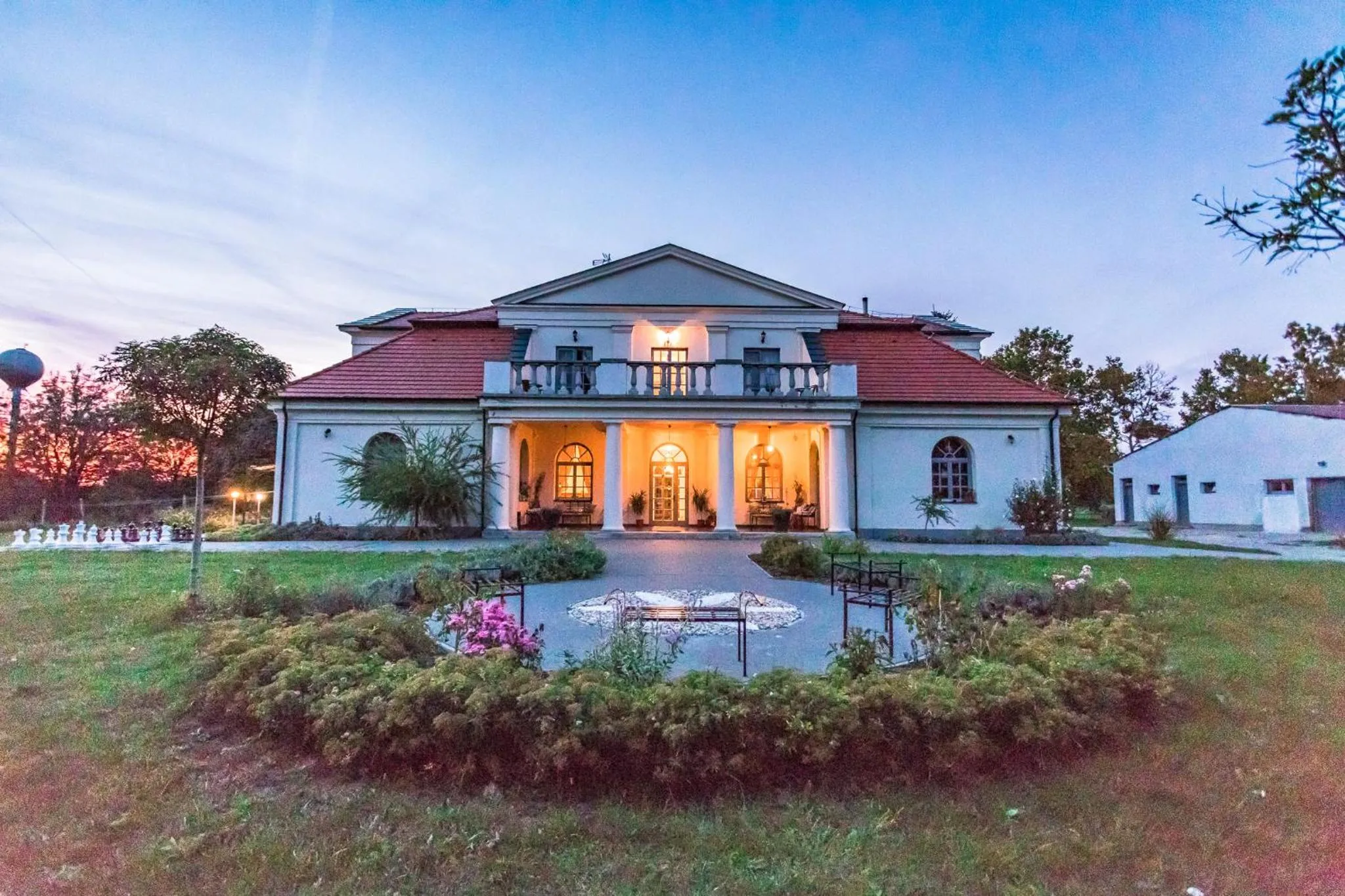Property building in Tarnóca Kúria