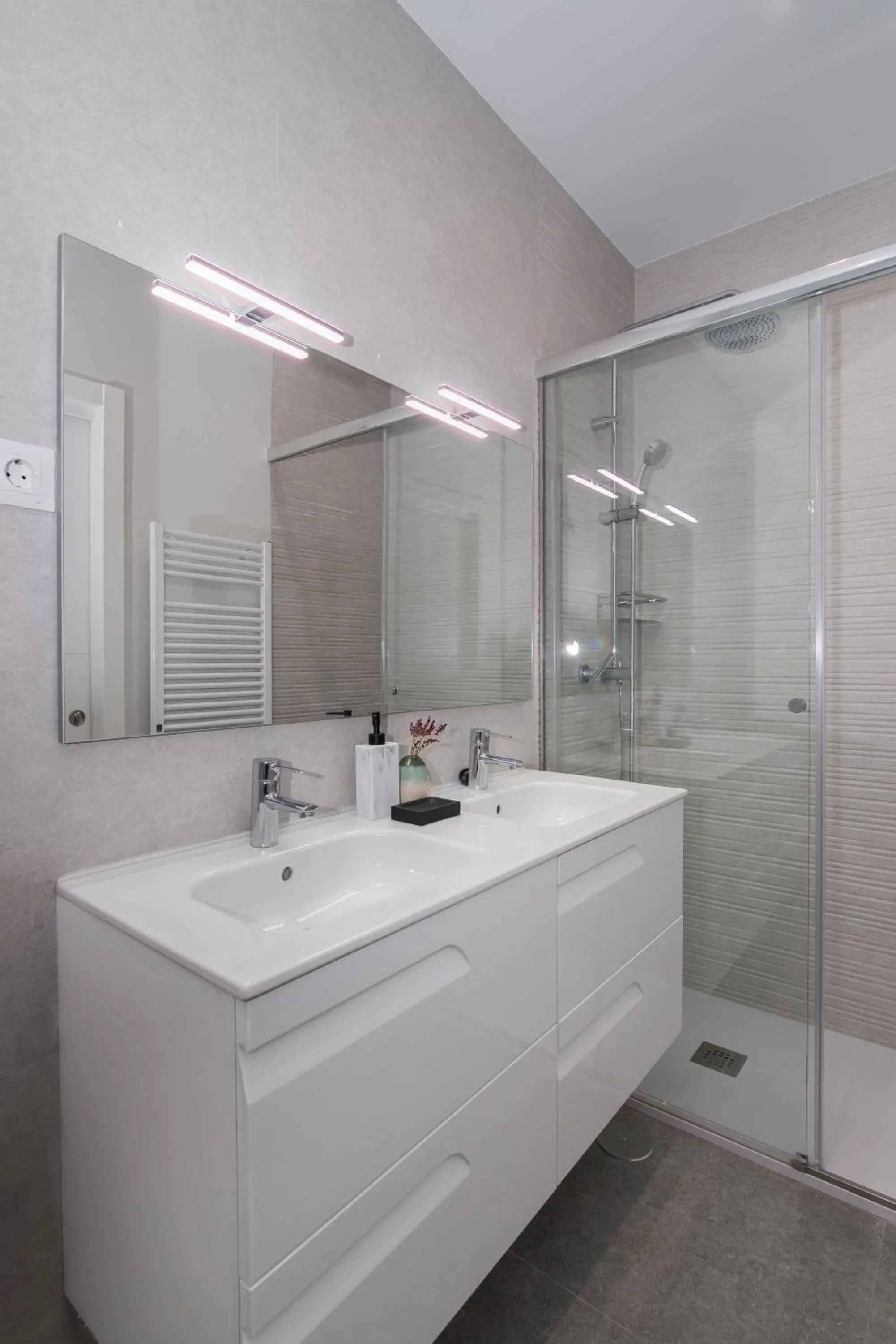 Shower in Preciados Gran Via Luxury Callao