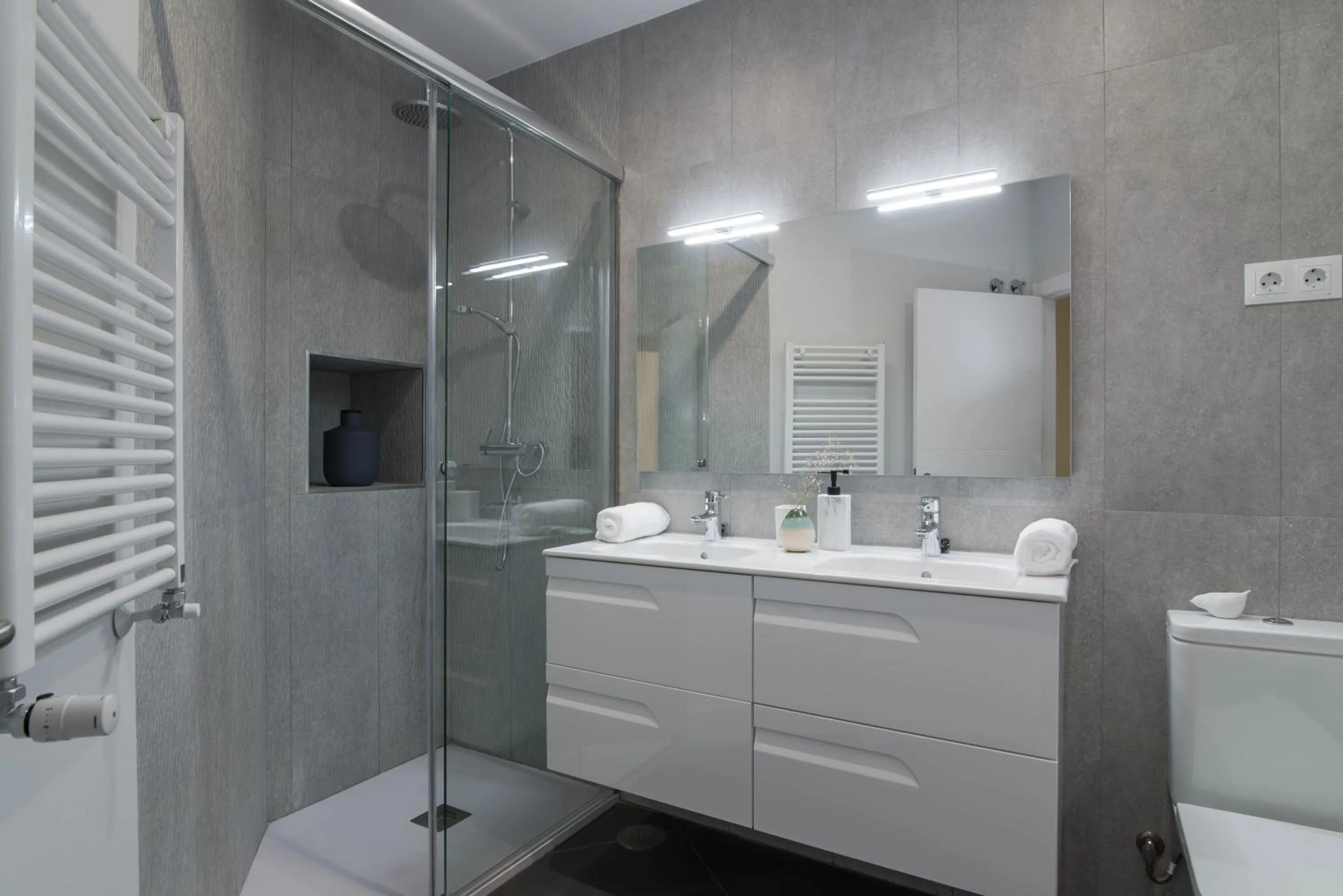 Shower in Preciados Gran Via Luxury Callao