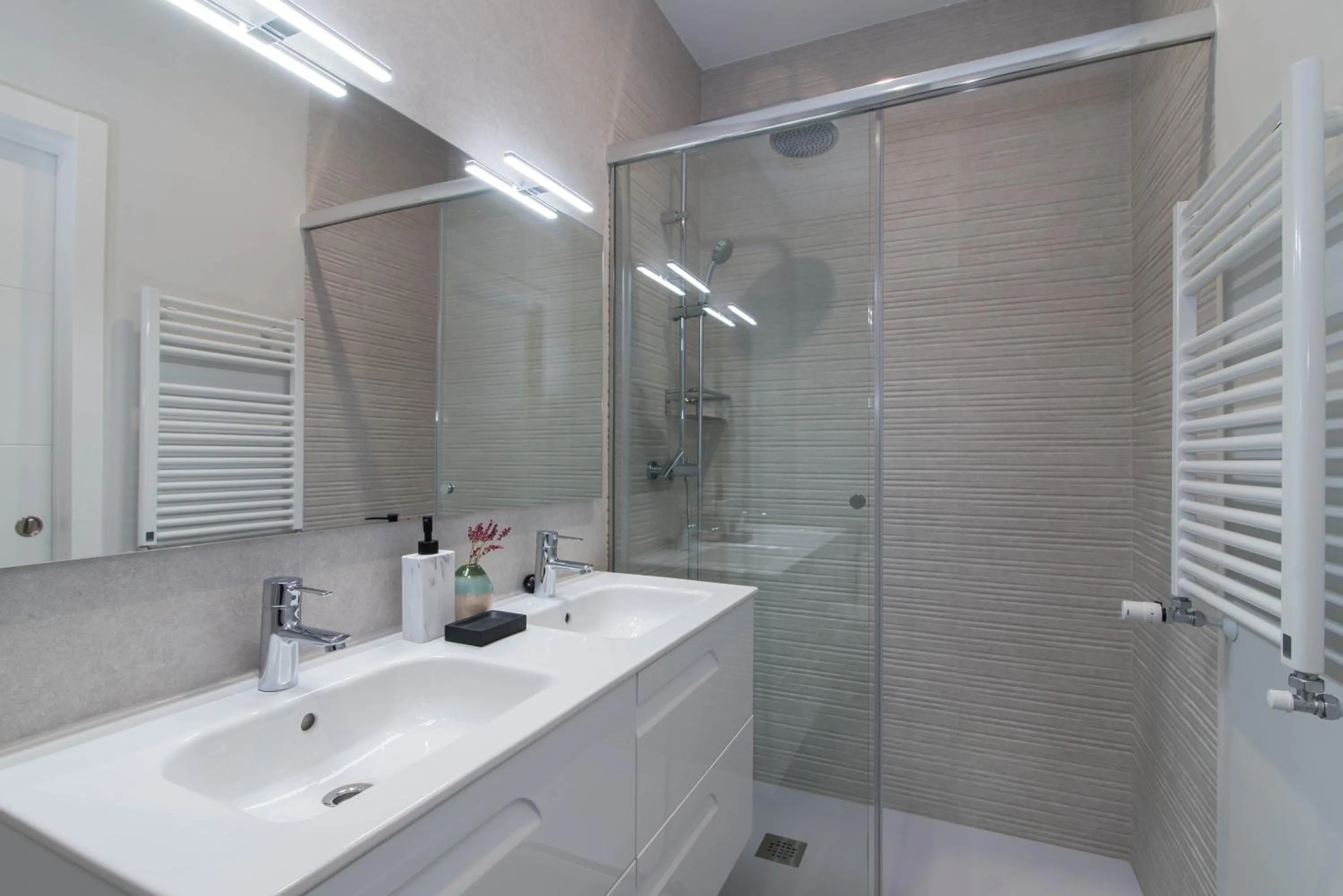 Shower in Preciados Gran Via Luxury Callao