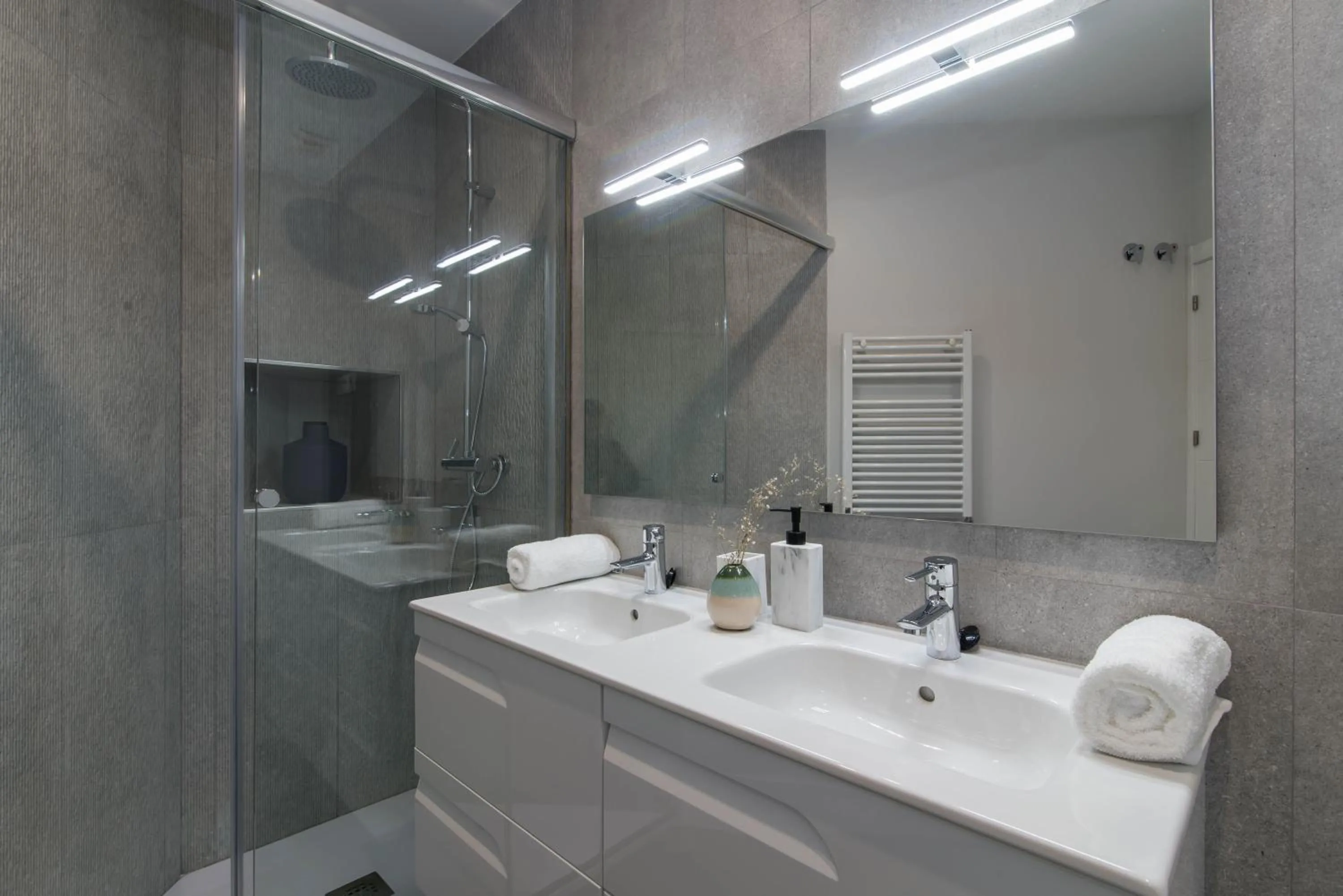 Shower in Preciados Gran Via Luxury Callao