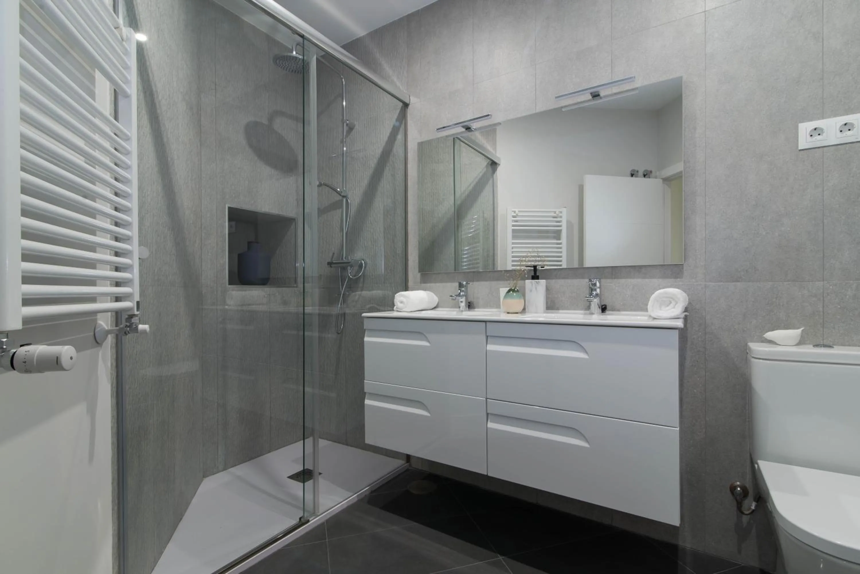 Shower in Preciados Gran Via Luxury Callao