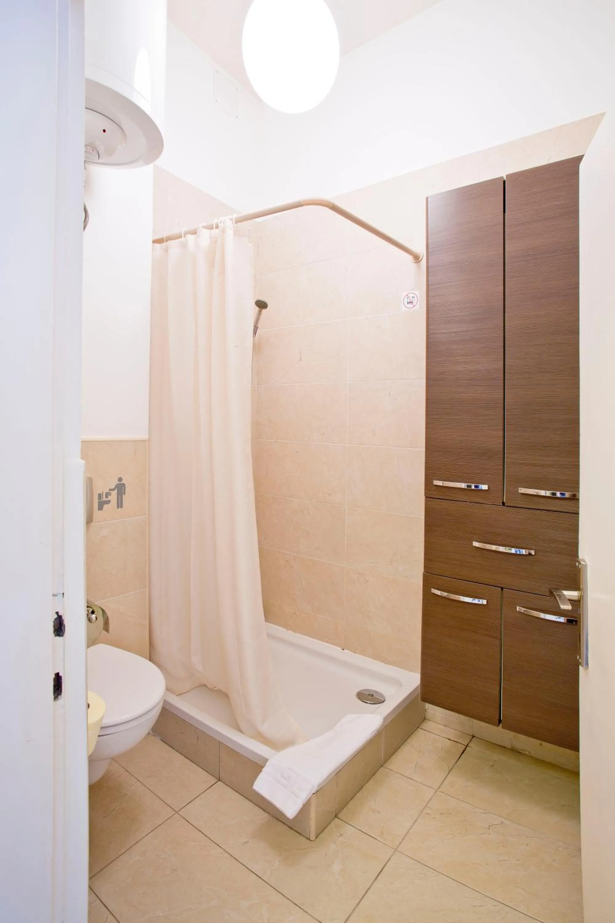 Shower in Rooms Zagreb 17