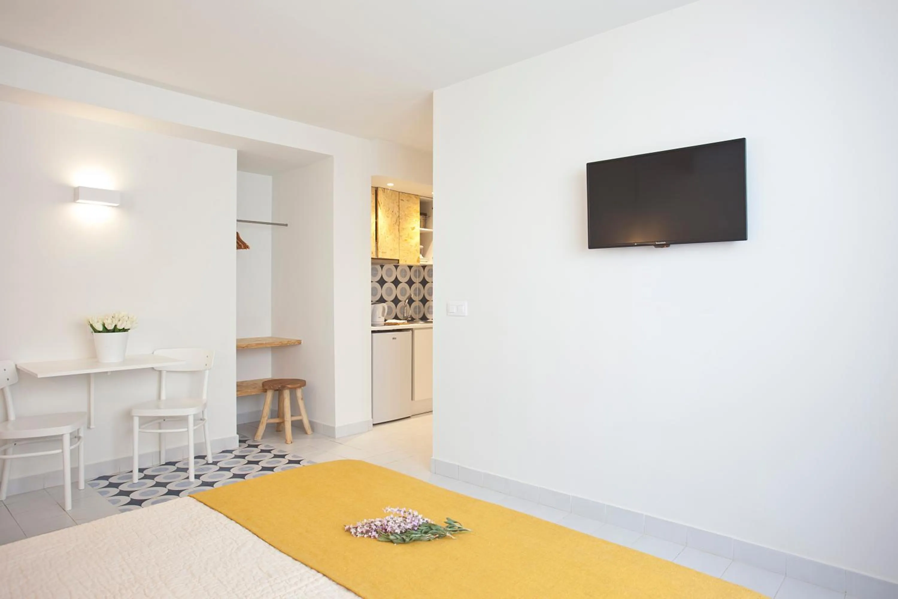 Photo of the whole room in BJ Cala Morlanda Estudios