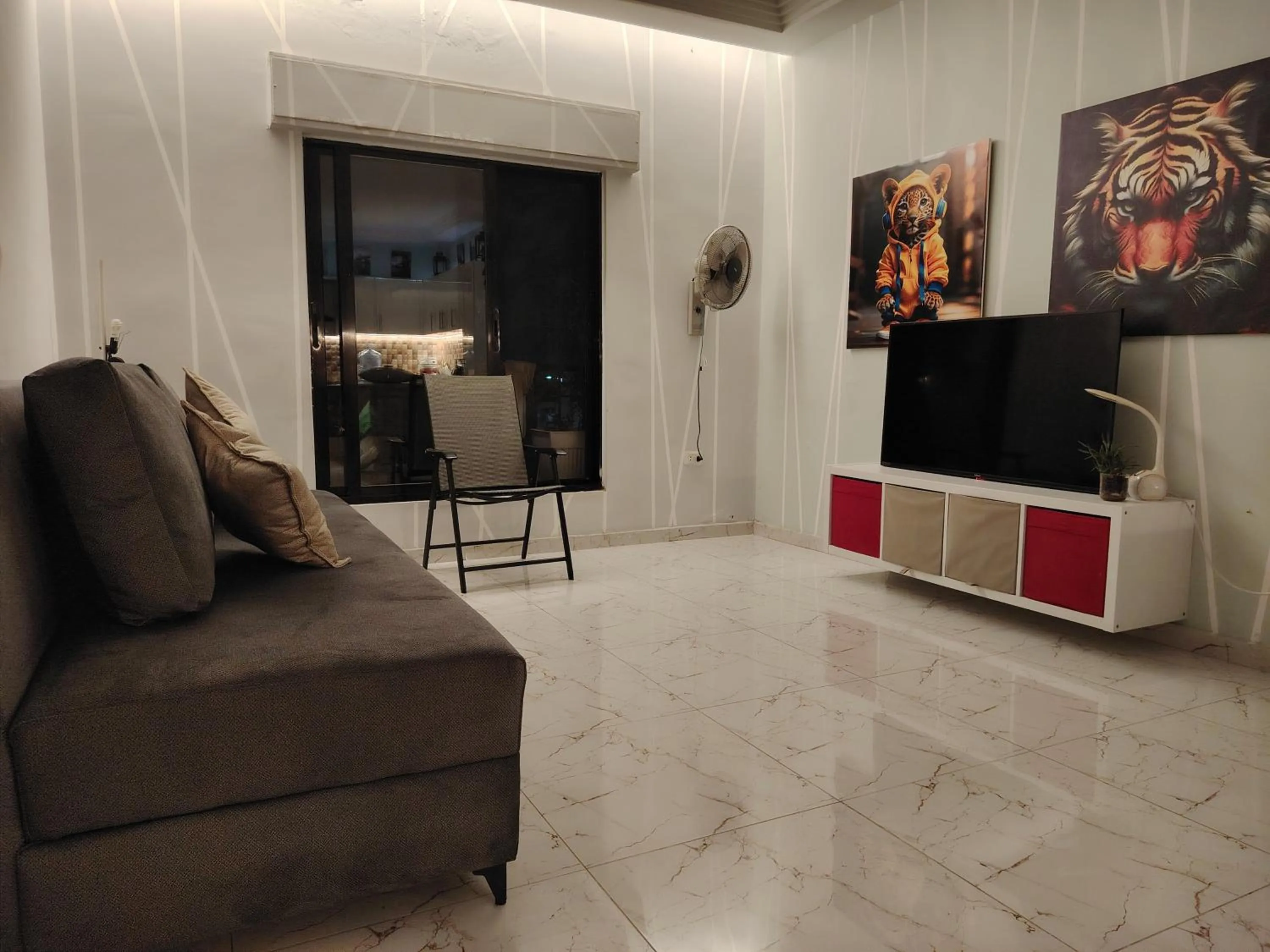 Communal lounge/ TV room in Abu alzoz home سكن مشترك