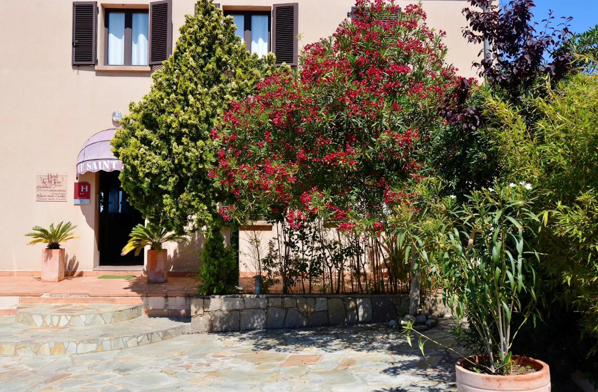 Facade/entrance in Hotel & Restaurant le Saint Jean