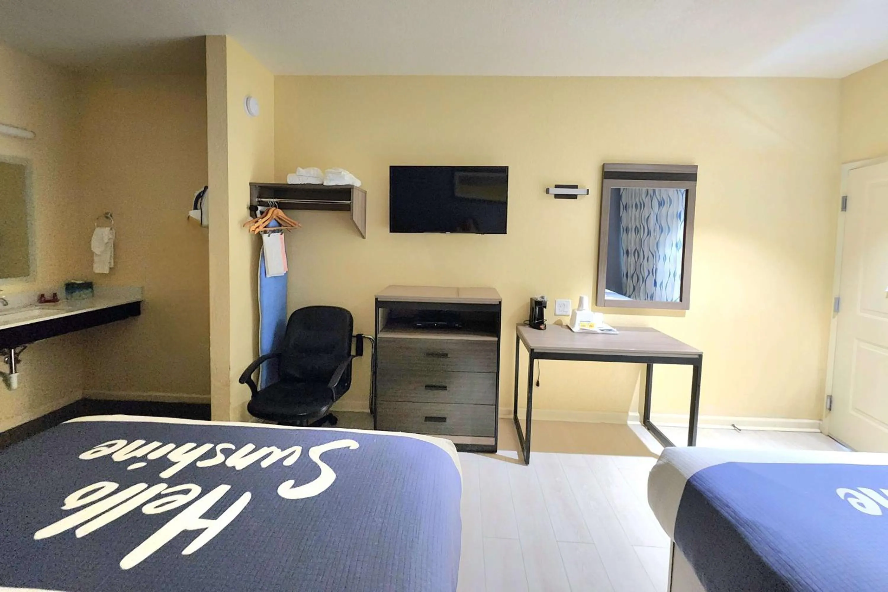 Photo of the whole room, Bed in Days Inn by Wyndham Freeport