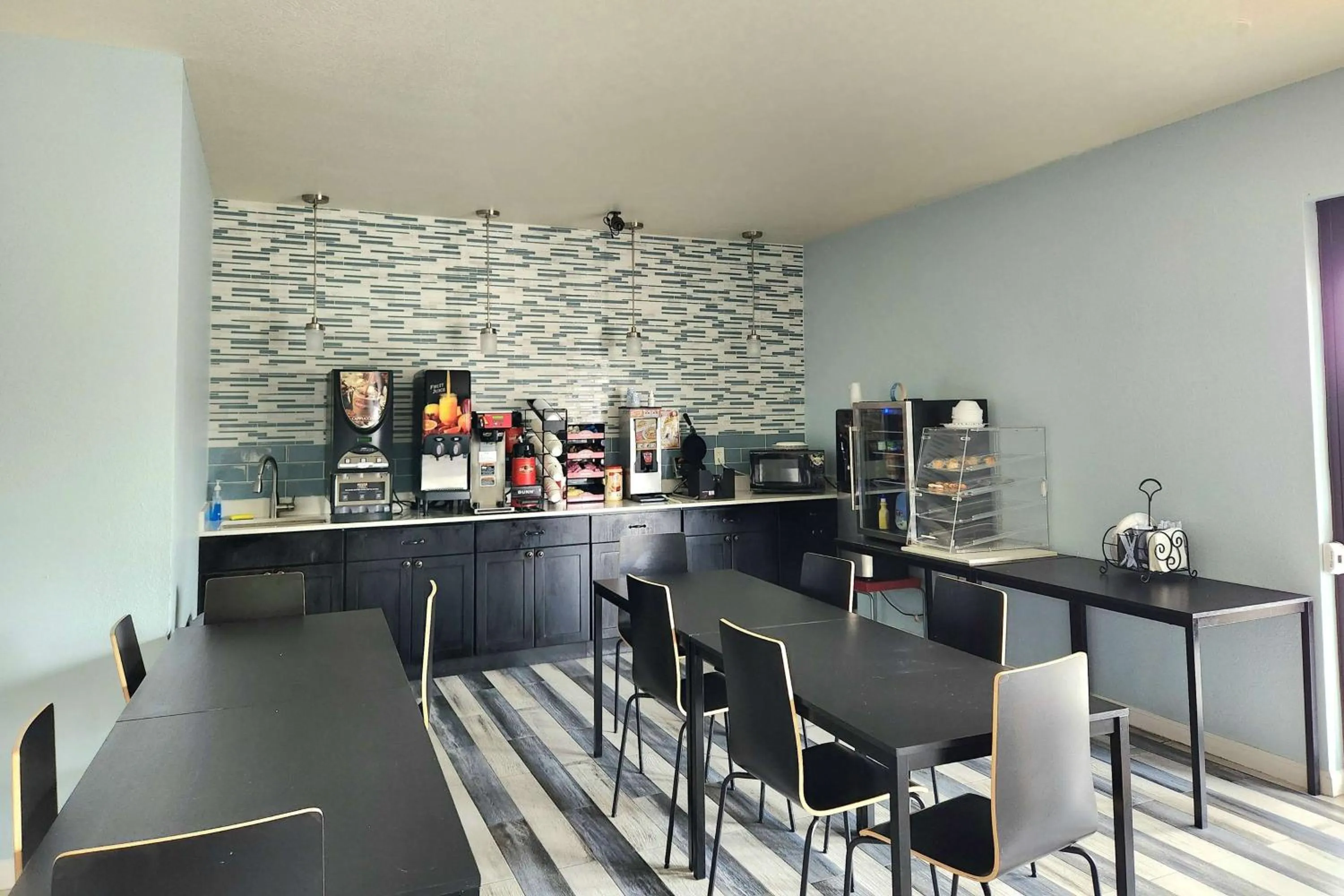 Restaurant/places to eat in Days Inn by Wyndham Freeport