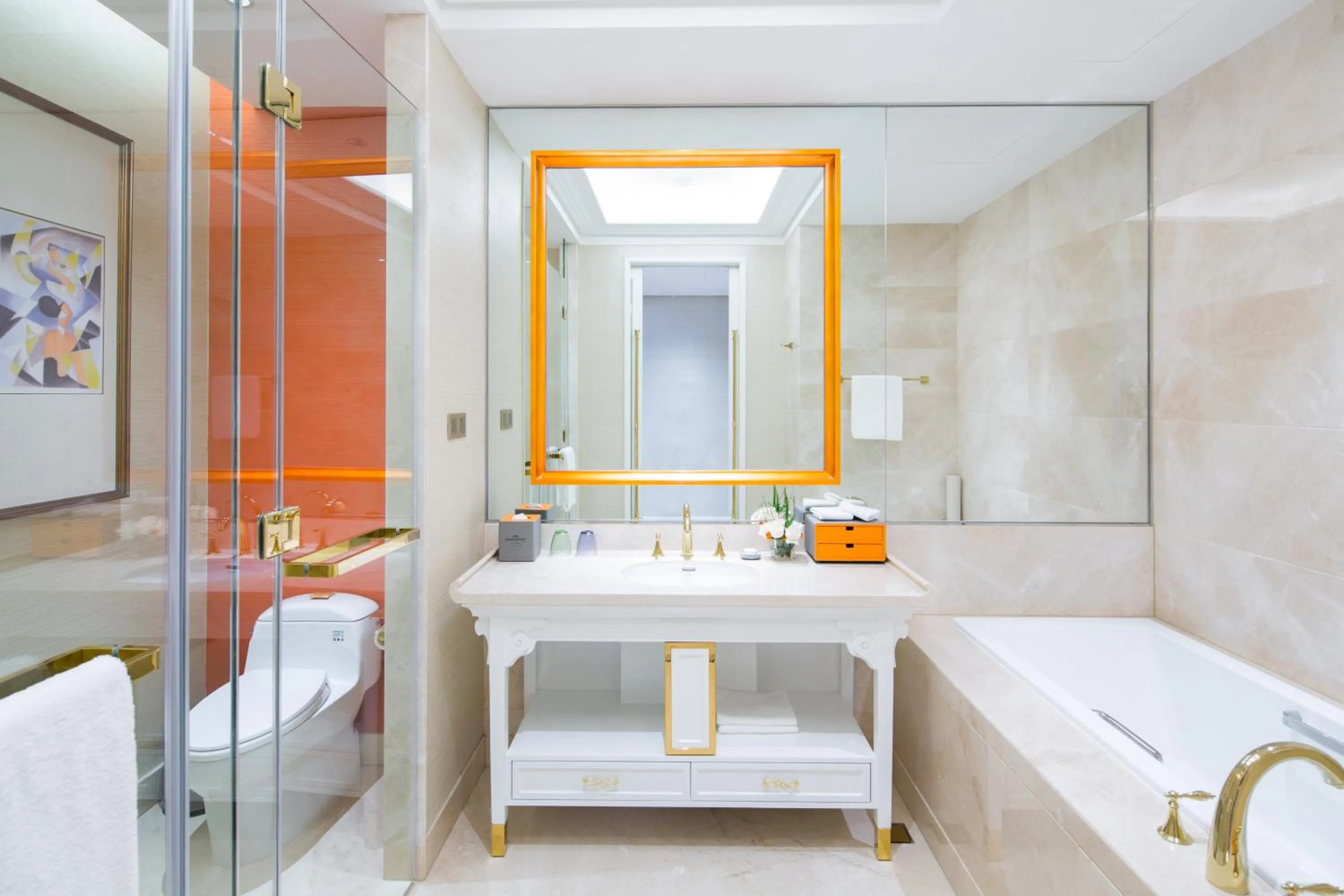 Toilet, Bed in Howard Johnson Plaza Ningbo