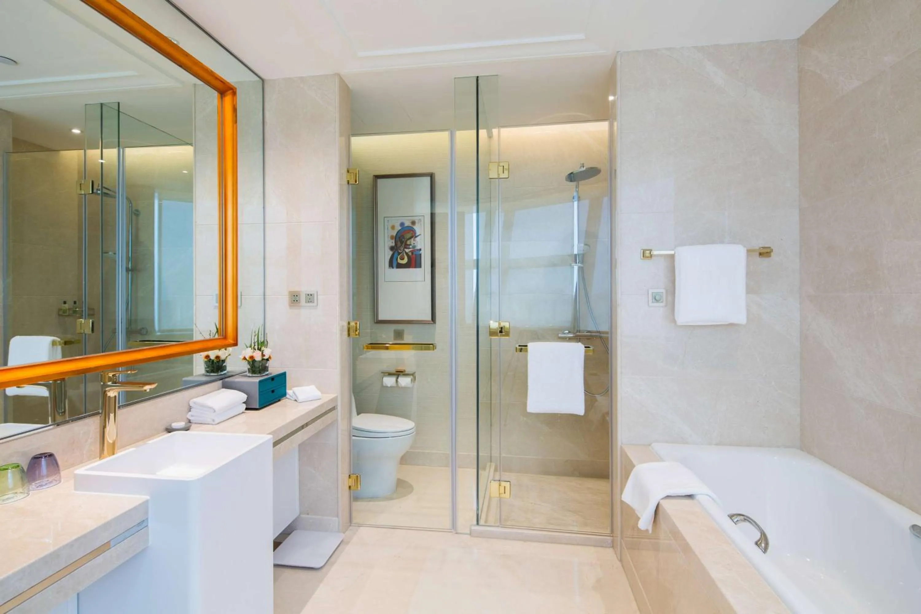 Photo of the whole room in Howard Johnson Plaza Ningbo