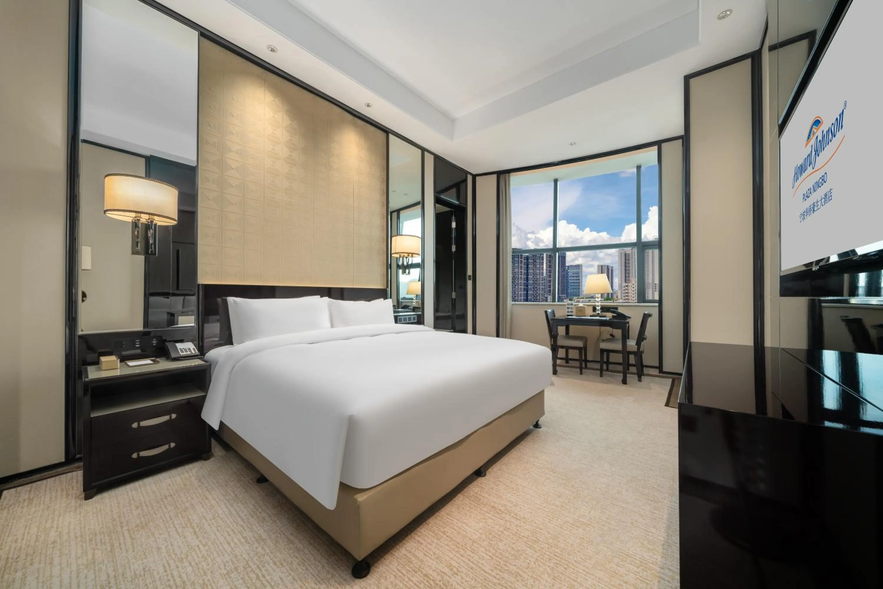 Bed in Howard Johnson Plaza Ningbo