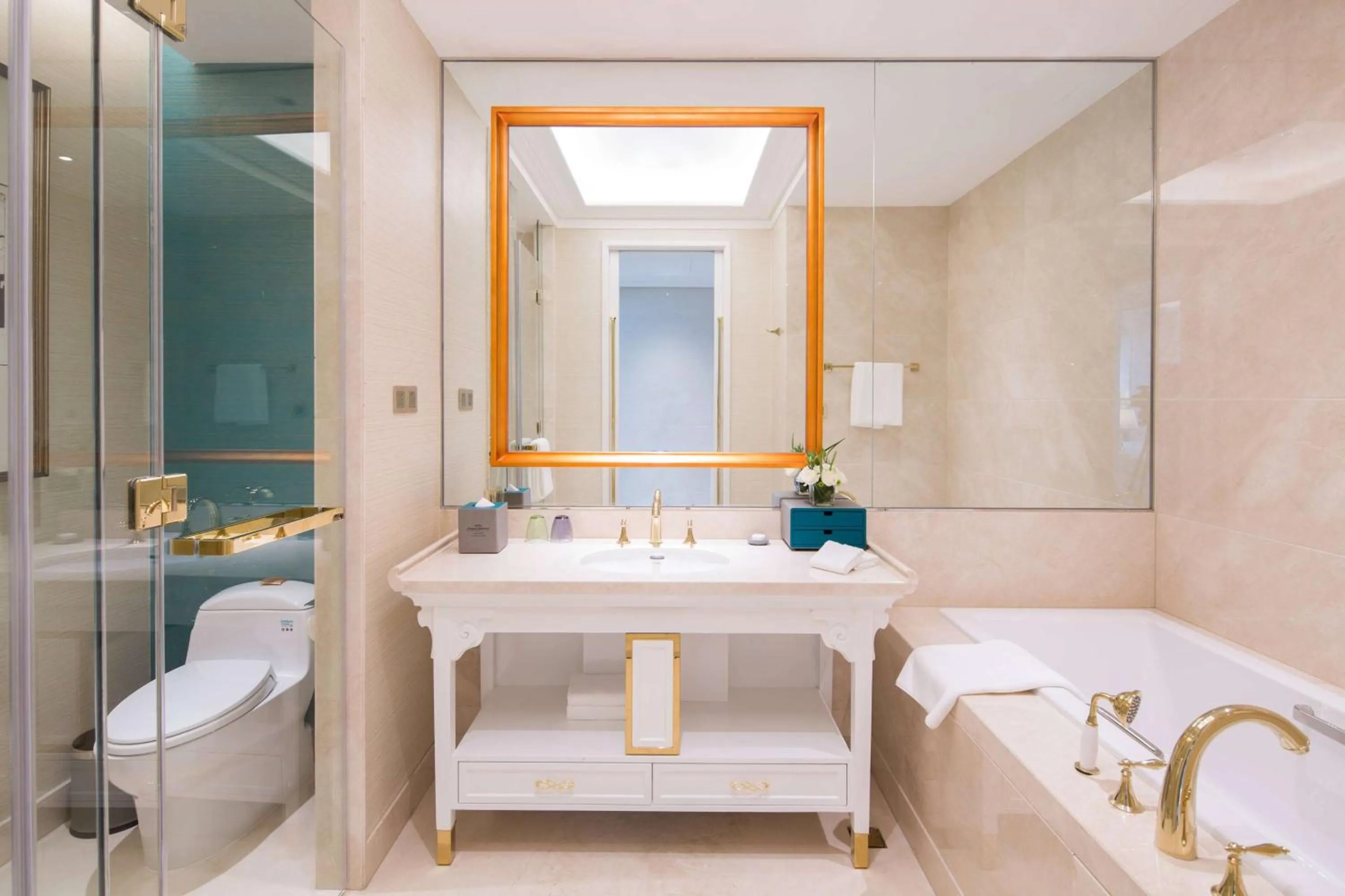 Photo of the whole room in Howard Johnson Plaza Ningbo