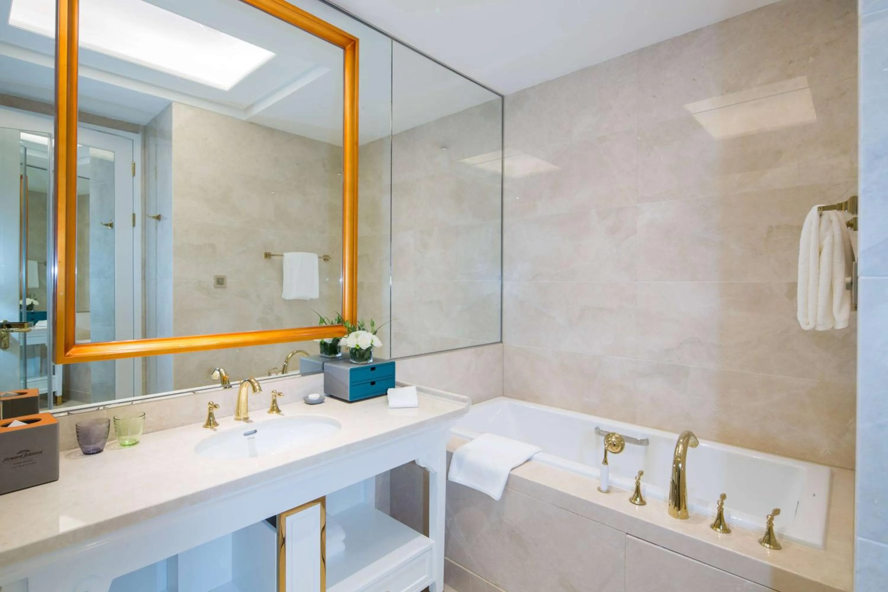 Photo of the whole room in Howard Johnson Plaza Ningbo