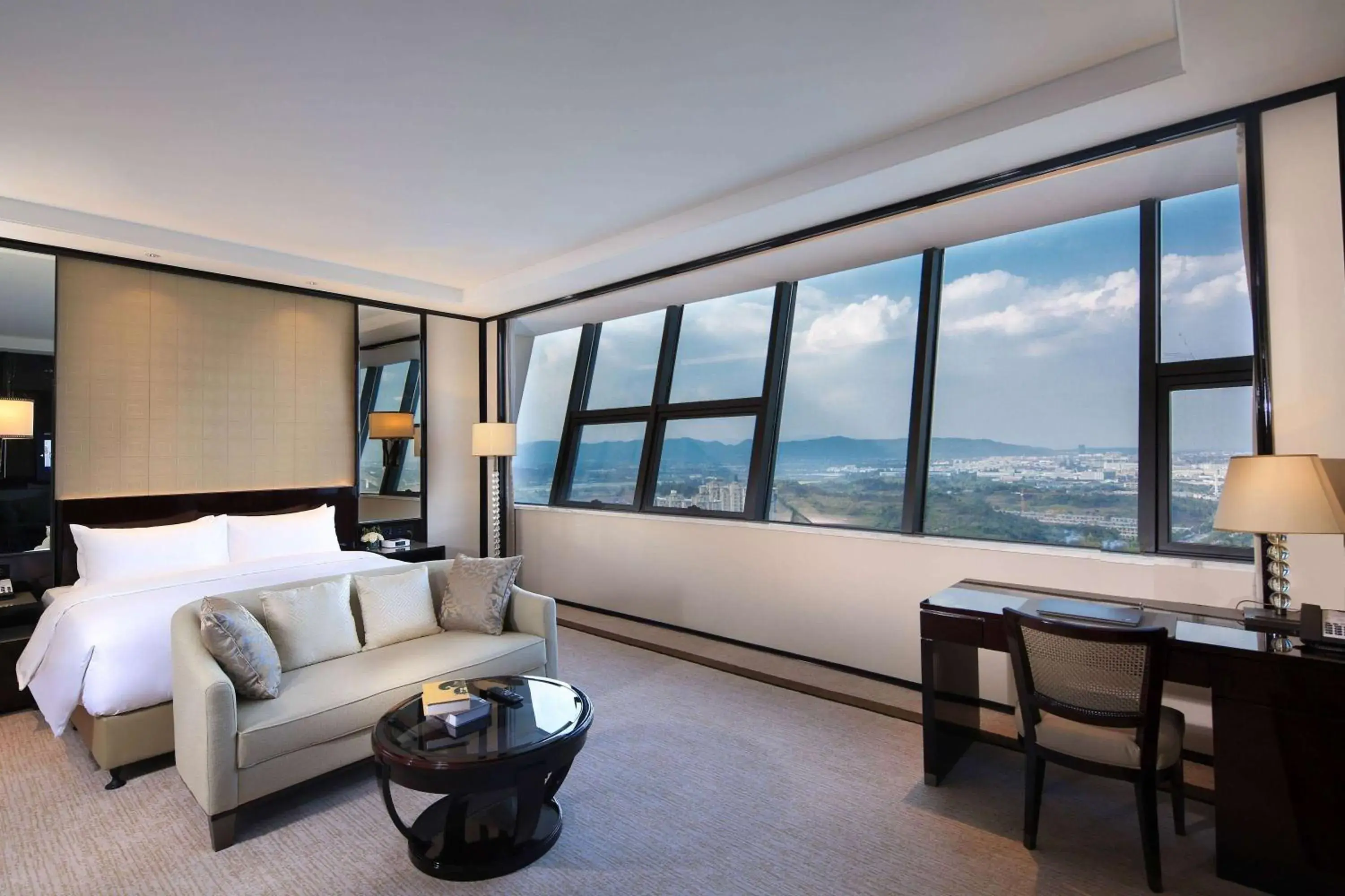 Photo of the whole room, Bed in Howard Johnson Plaza Ningbo Photo of the whole room, Bed in Howard Johnson Plaza Ningbo