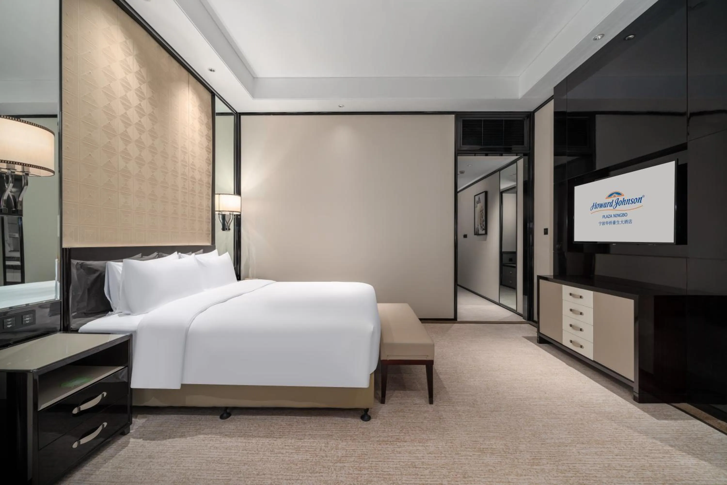 Bed in Howard Johnson Plaza Ningbo