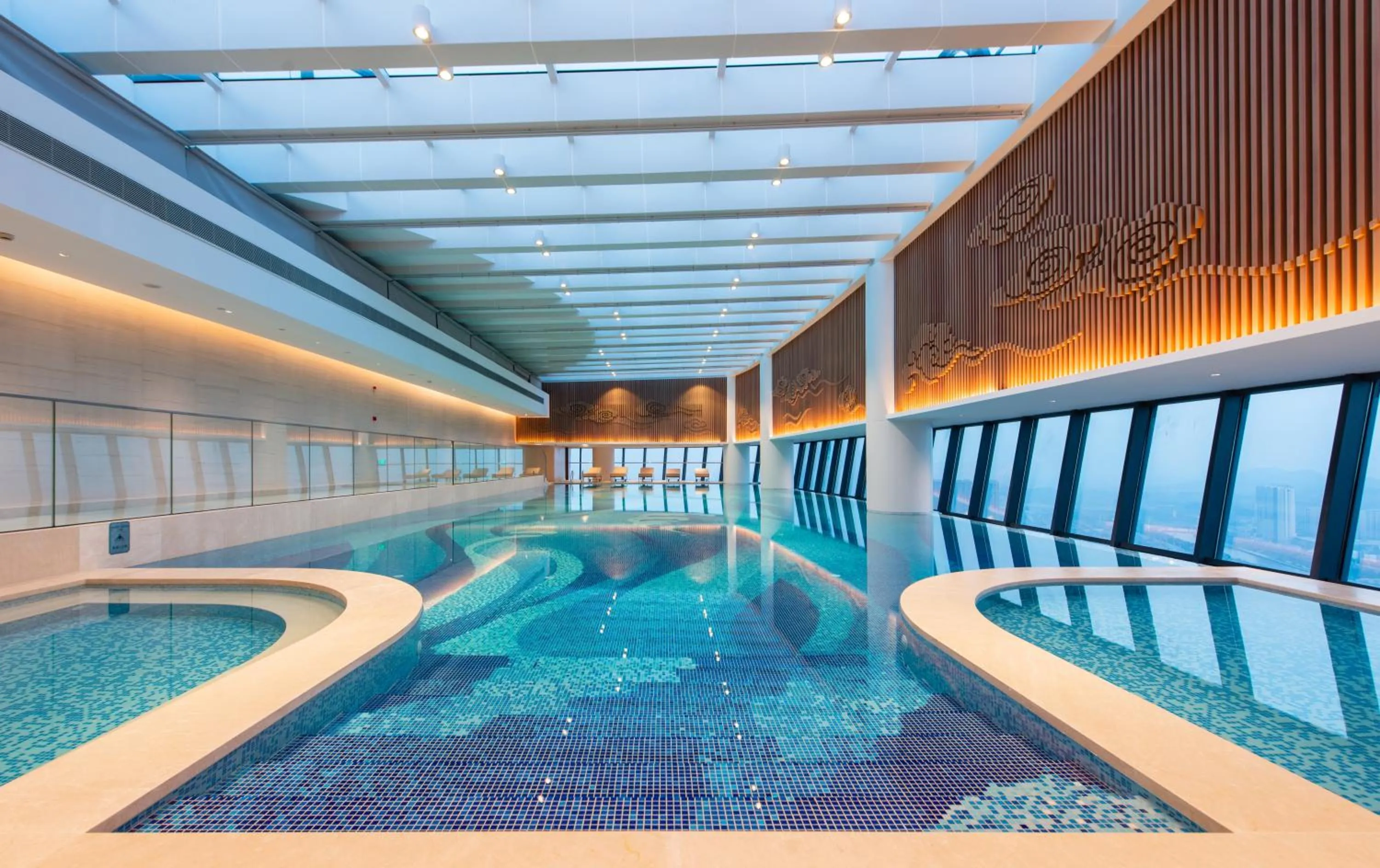 Swimming pool in Howard Johnson Plaza Ningbo