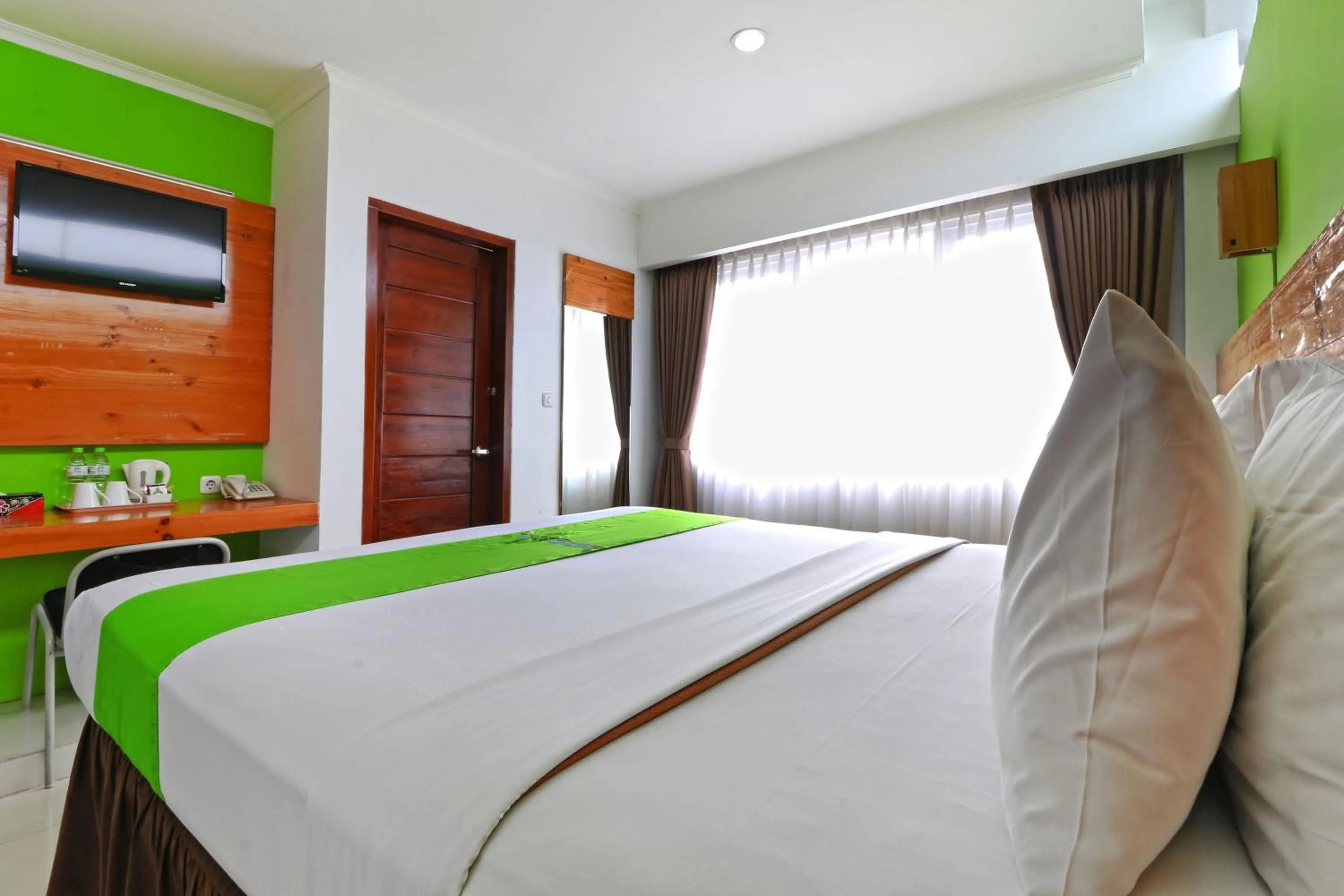 Bedroom, Bed in Hotel Bumi Makmur Indah