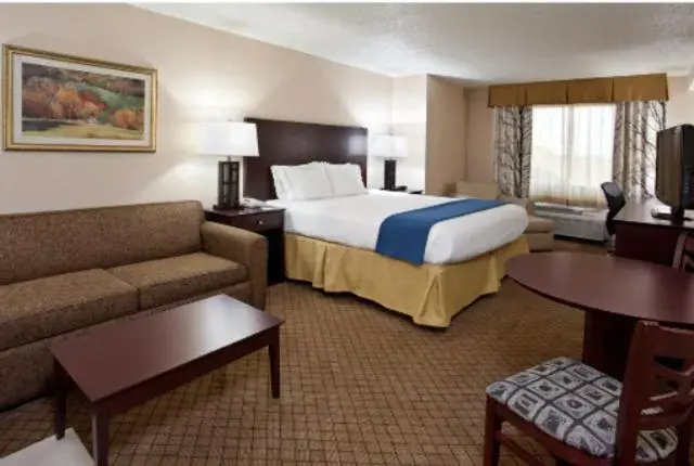Photo of the whole room, Bed in Holiday Inn Express Grove City - Premium Outlet Mall by IHG Photo of the whole room, Bed in Holiday Inn Express Grove City - Premium Outlet Mall by IHG