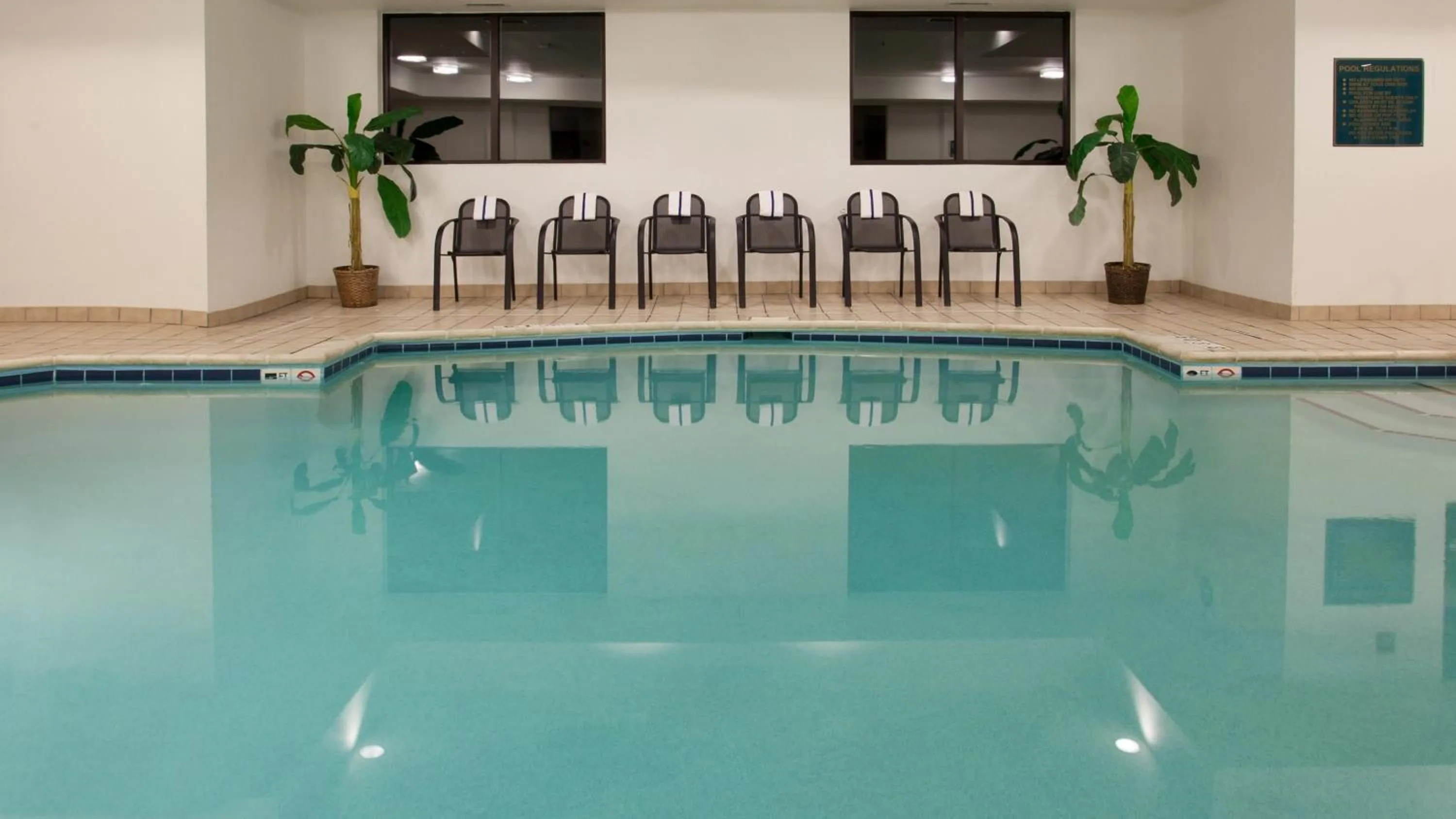 Swimming pool in Holiday Inn Express Grove City - Premium Outlet Mall by IHG