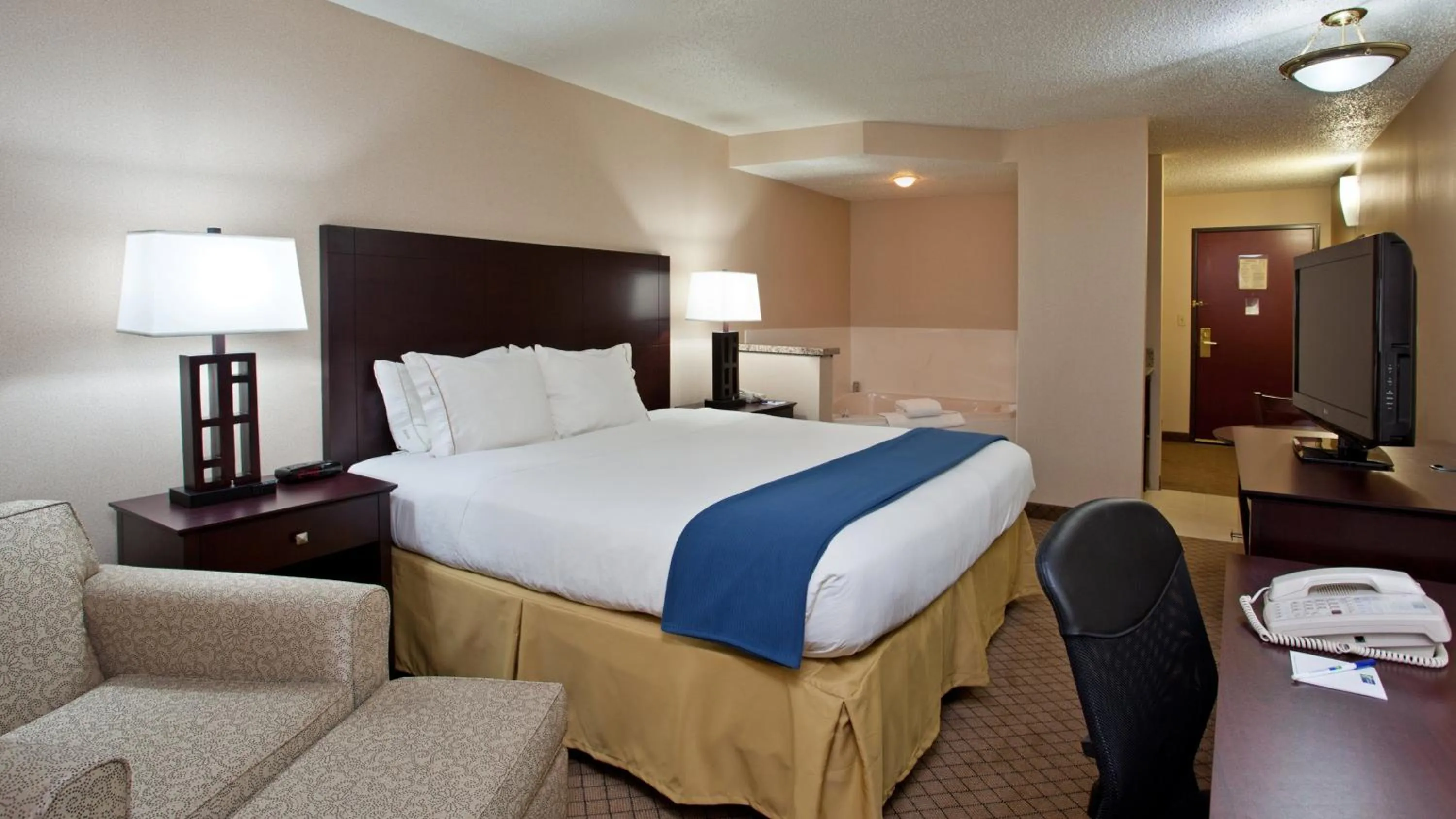 Photo of the whole room, Bed in Holiday Inn Express Grove City - Premium Outlet Mall by IHG