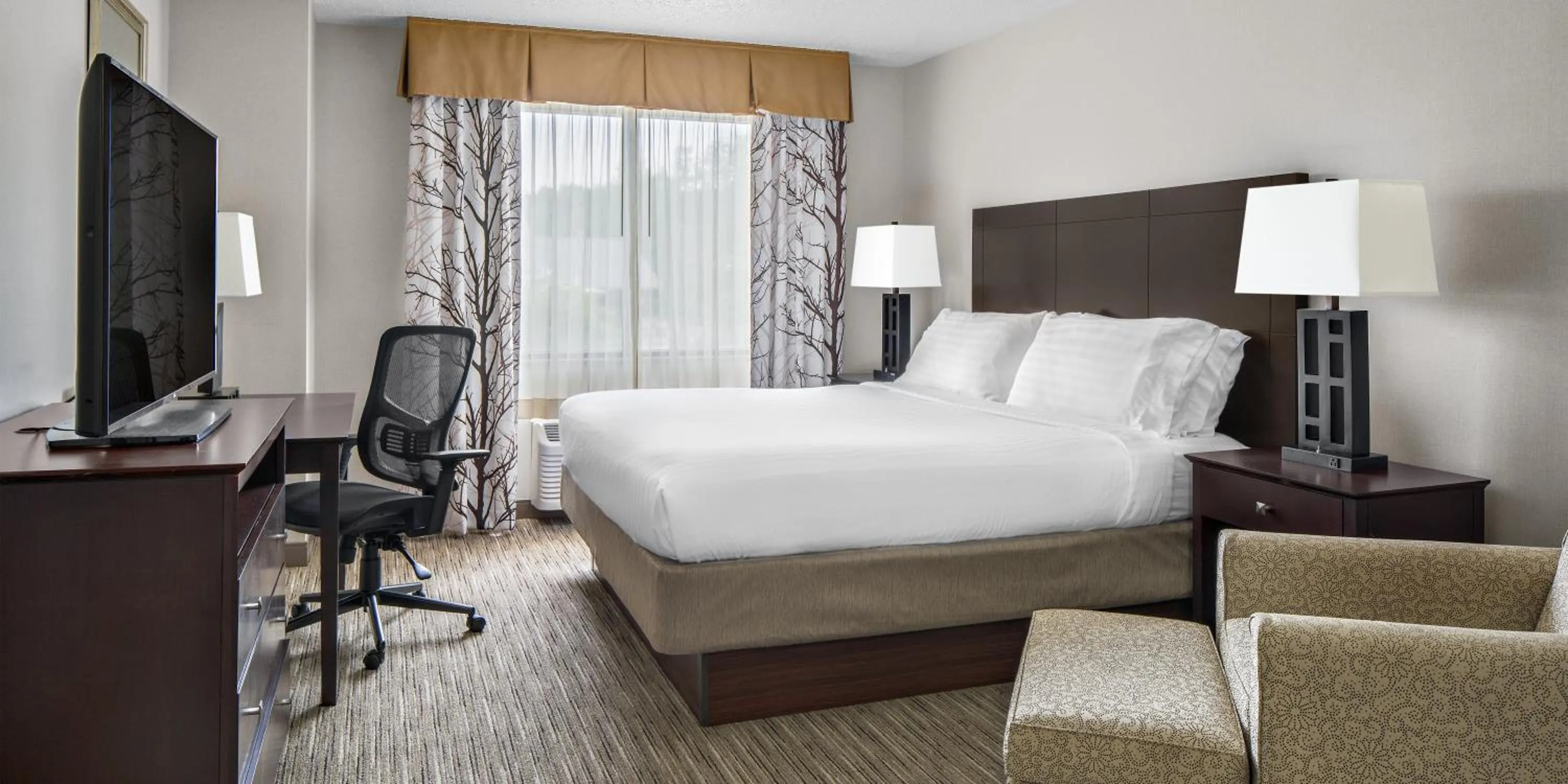 Photo of the whole room, Bed in Holiday Inn Express Grove City - Premium Outlet Mall by IHG