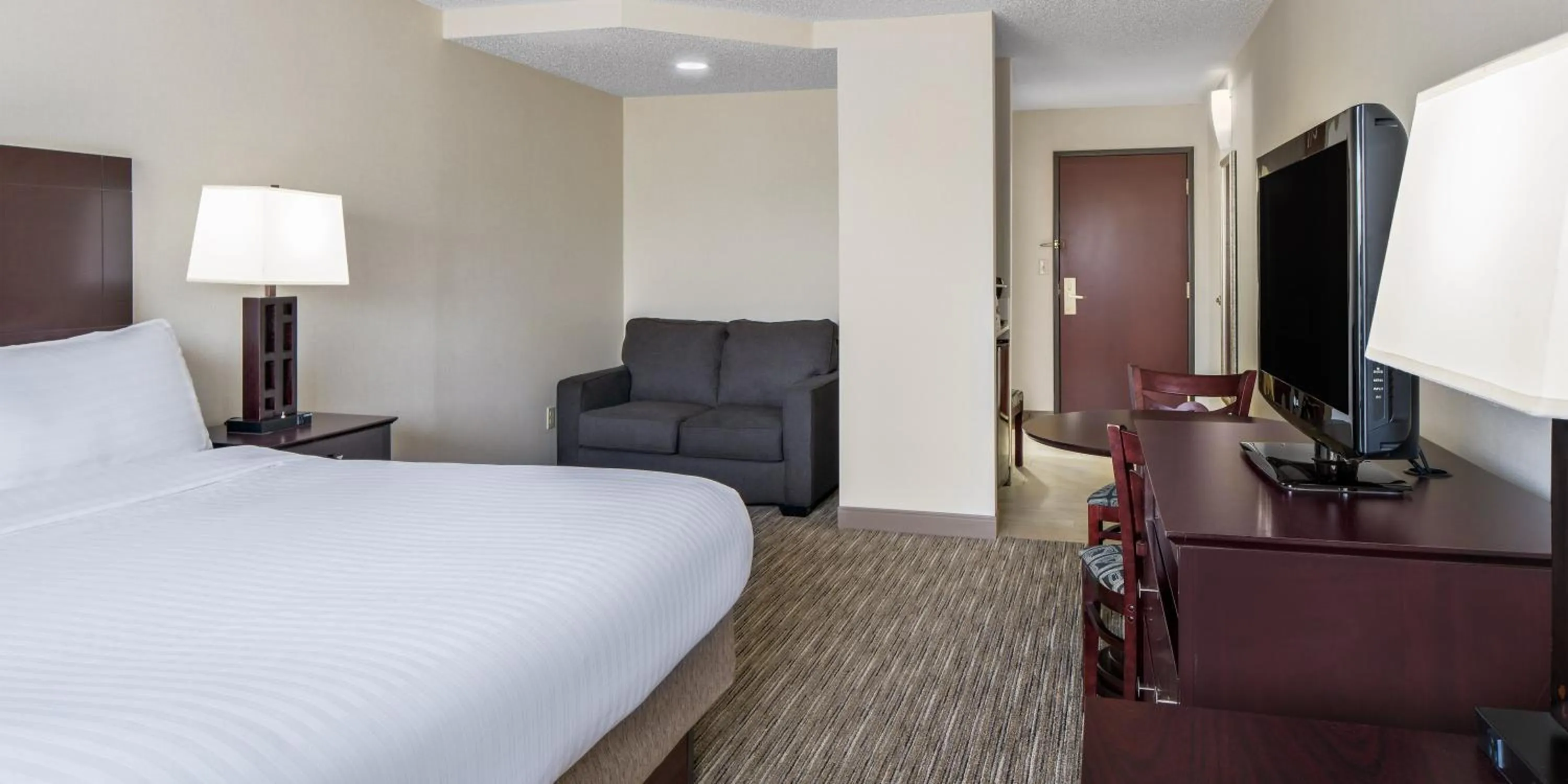 Photo of the whole room, Bed in Holiday Inn Express Grove City - Premium Outlet Mall by IHG