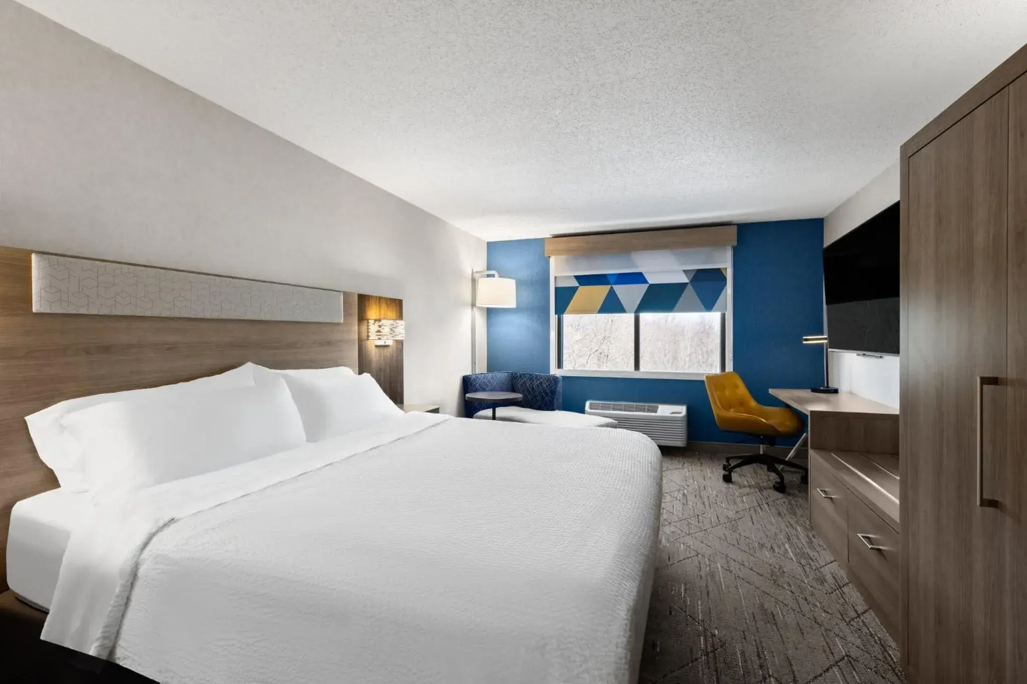 Photo of the whole room, Bed in Holiday Inn Express Grove City - Premium Outlet Mall by IHG Photo of the whole room, Bed in Holiday Inn Express Grove City - Premium Outlet Mall by IHG