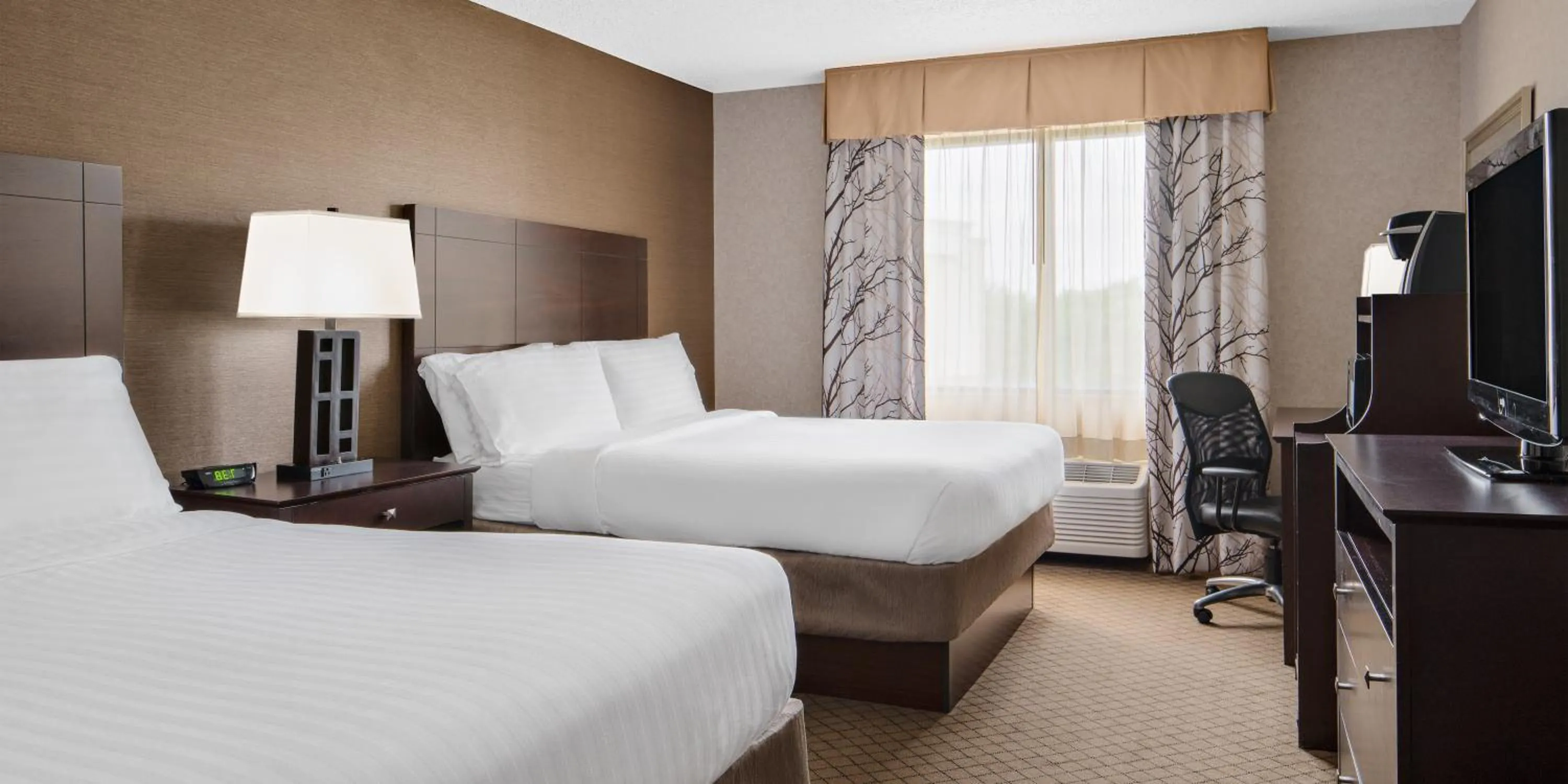 Bed in Holiday Inn Express Grove City - Premium Outlet Mall by IHG